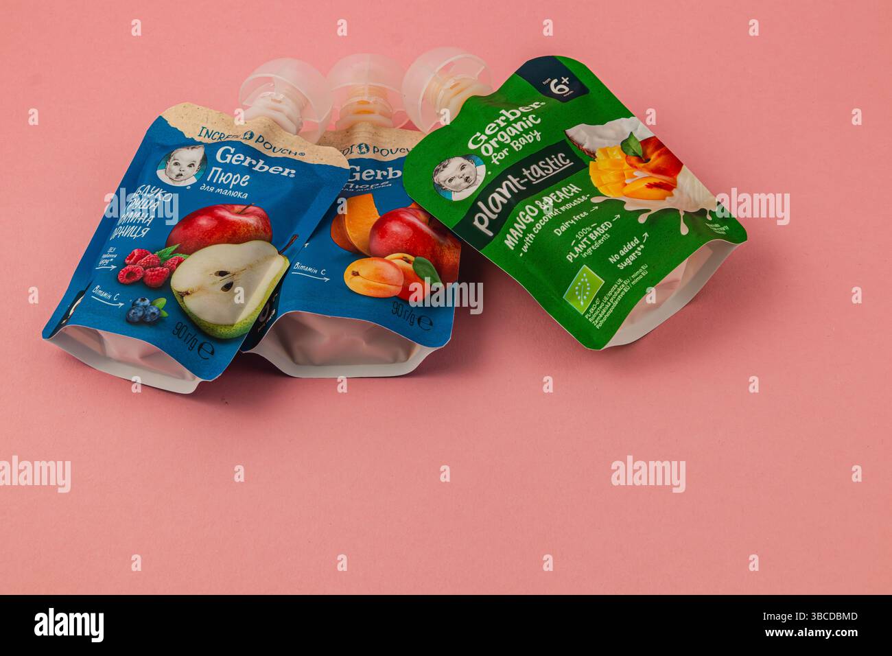 Leopoli Ucraina 05.06.25 tre sacchetti per alimenti per bambini biologici sono caratterizzati da una varietà di sapori e ingredienti di frutta. Il loro packaging colorato si distingue per la sua straordinaria qualità Foto Stock