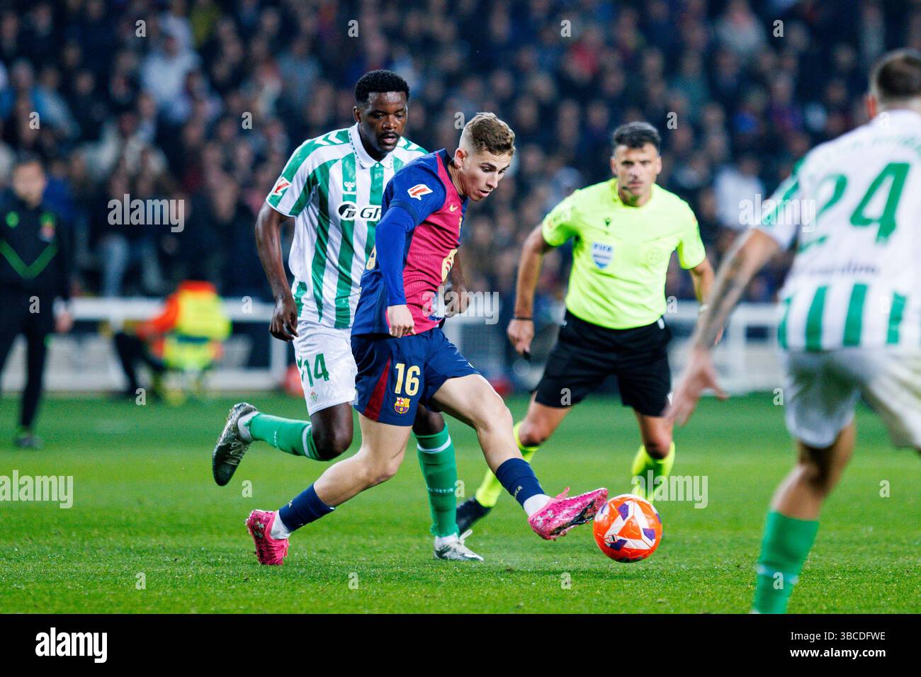 Barcellona, Spagna. 5 aprile 2025. Fermin Lopez in azione durante il LaLiga EA Sports match tra FC Barcelona e Real Betis all'Estadi Olimpic Foto Stock