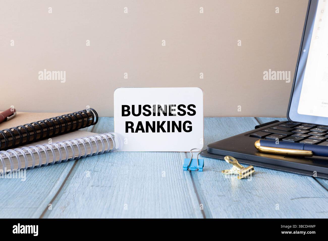 Incertezza del concetto di business, indicatori, punto interrogativo, analisi economica e finanziaria, tassi di interesse, azioni, obbligazioni, classificazione, ipoteca, prestito inter Foto Stock