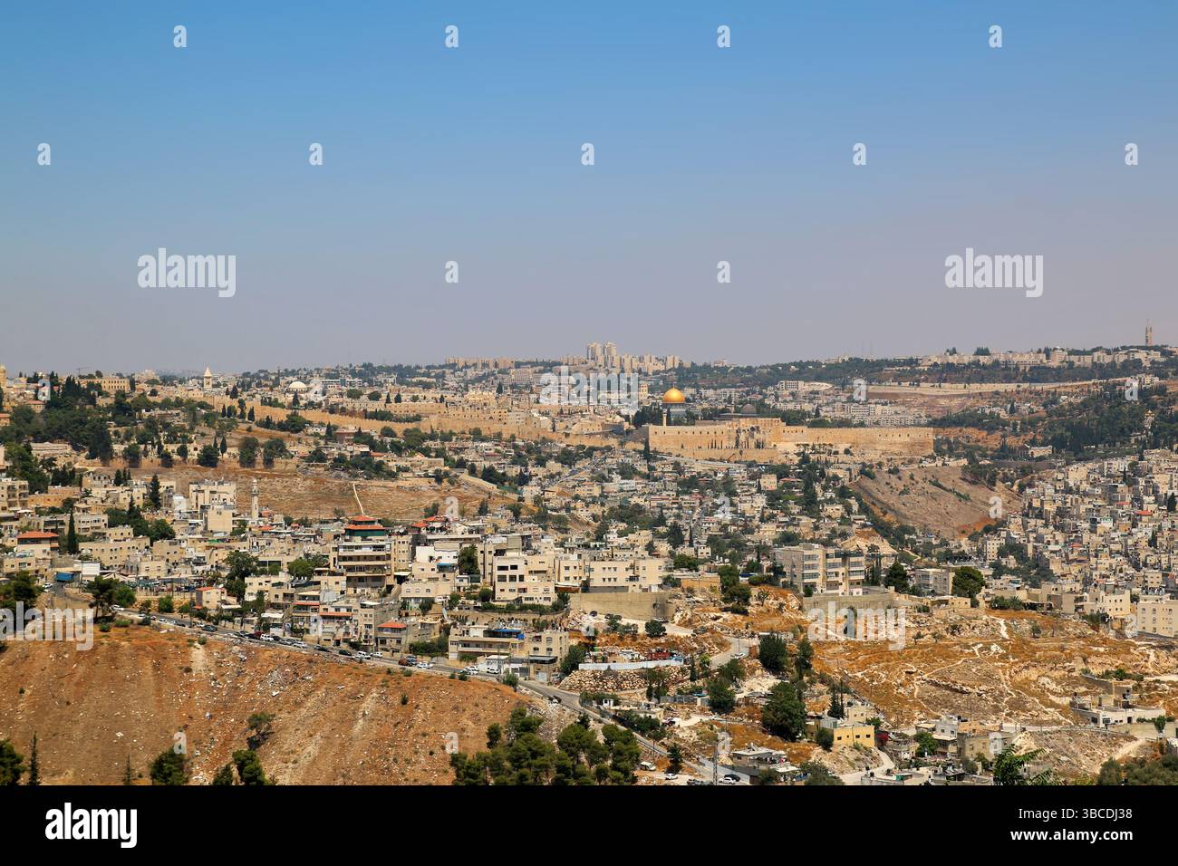 Vista panoramica della città vecchia di Gerusalemme con la Cupola della roccia - storico monumento religioso e paesaggio urbano sotto il cielo azzurro Foto Stock