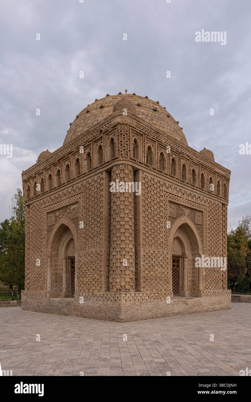 Il tetto a cupola e la base cubica del Mausoleo Ismail Samani a Bukhara evidenziano la sua architettura islamica pre-mongola unica. Foto Stock