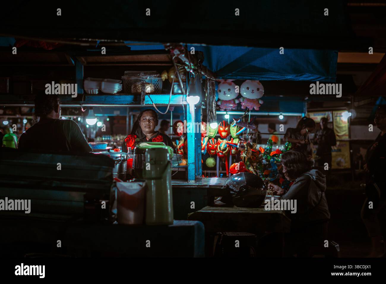 Vivace mercato notturno a Bali, Indonesia - Cultura locale e Street food Foto Stock