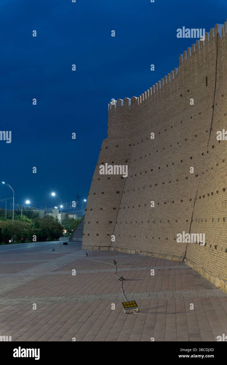 La Fortezza dell'Arca a Bukhara, Uzbekistan, si estende lungo il cielo notturno, con i suoi bastioni e torri che rivelano secoli di storia difensiva. Foto Stock
