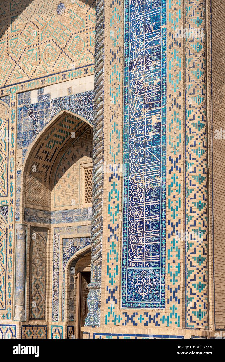 Piastrelle blu e bianche con motivi floreali decorano la Madrasa Ulugbek a Bukhara, Uzbekistan, mettendo in evidenza l'eccellenza artistica timuride. Foto Stock