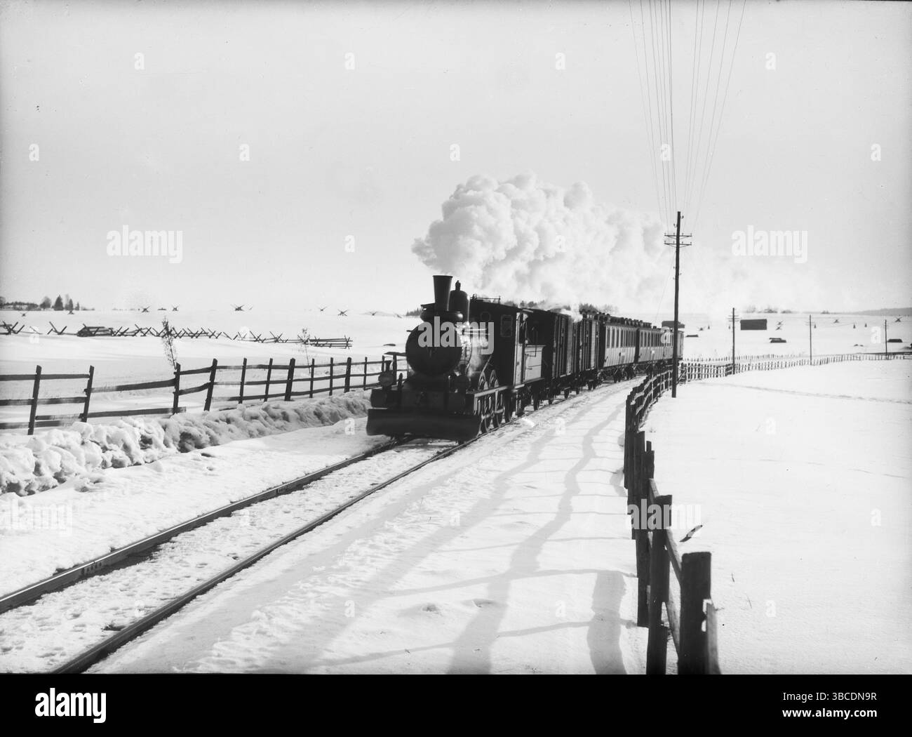 Fotografia di locomotiva a vapore con carrozze nel paesaggio invernale. Svezia di Thorvald Gehrman, intorno al 1920 Fotografia d'archivio d'epoca, Svezia. Foto Stock