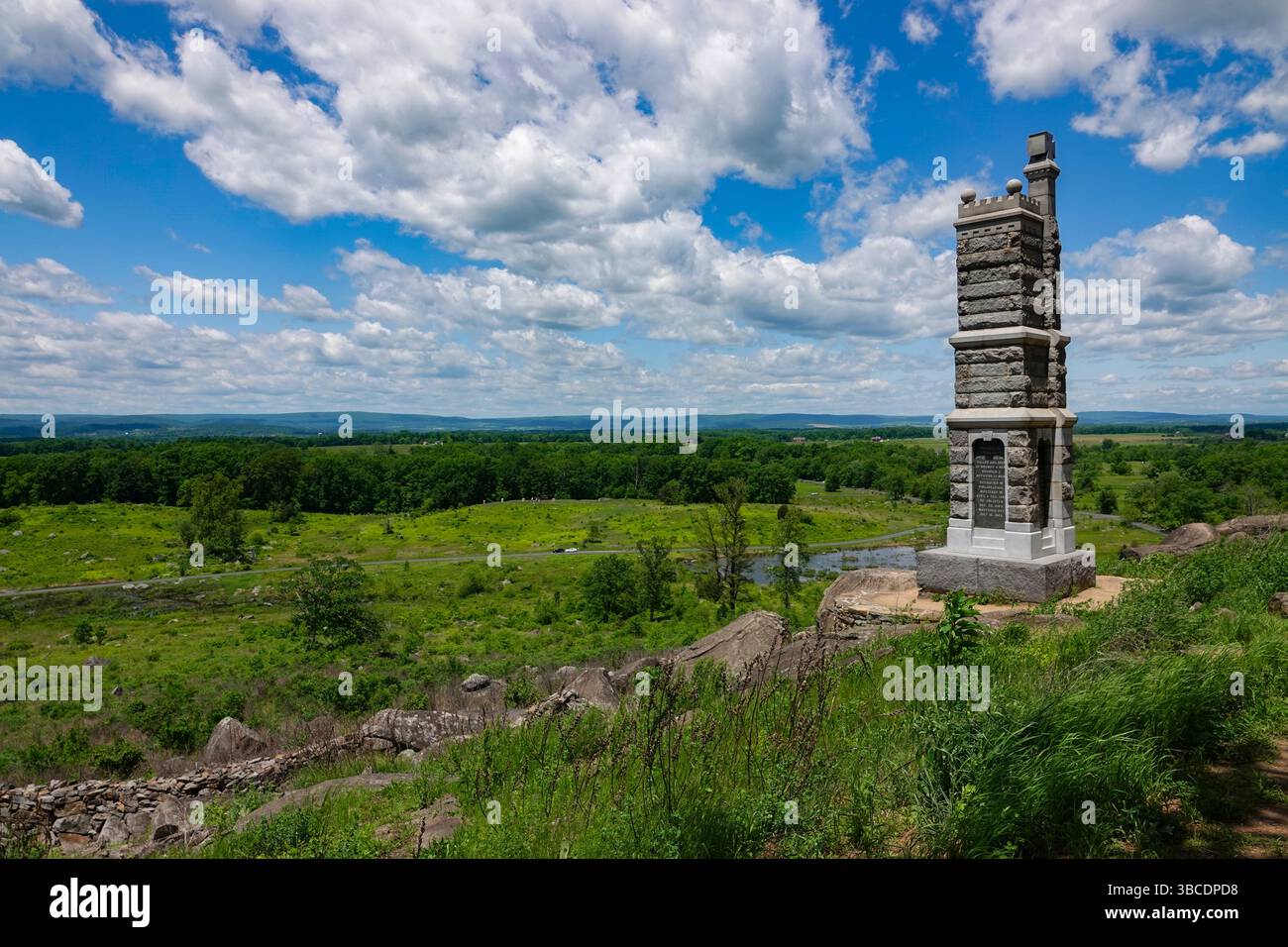 Vista sul parco militare nazionale di Gettysburg, Pennsylvania, USA, da Little Round Top con vista su Devils Den Foto Stock