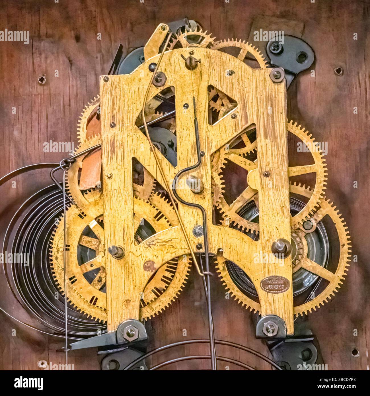 Primo piano del meccanismo interno in legno e ottone di un orologio antico, che mostra l'artigianato dettagliato e l'ingegneria storica. Foto Stock