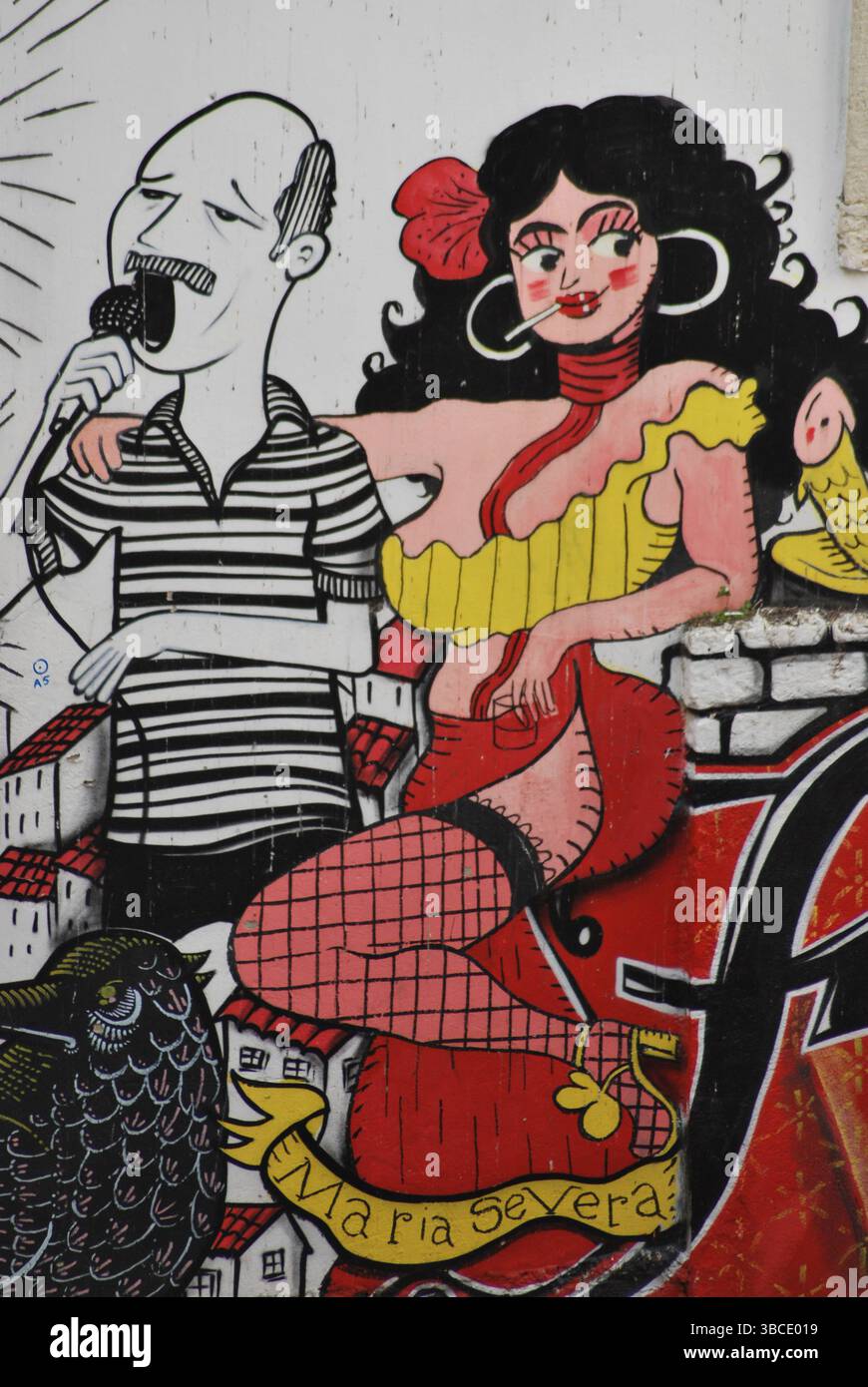 Colorata Street Art che raffigura figure tradizionali con elementi e disegni culturali. Lisbona, Portogallo Foto Stock