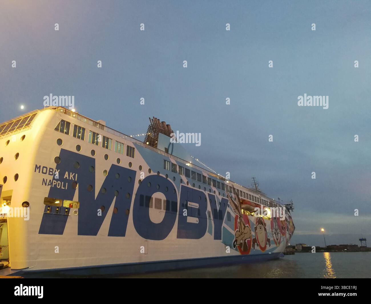 Ferry Moby Lines, della compagnia di navigazione italiana, ormeggiata al porto di Olbia in Sardegna e durante al porto di Civitavecchia 06,2014 Foto Stock