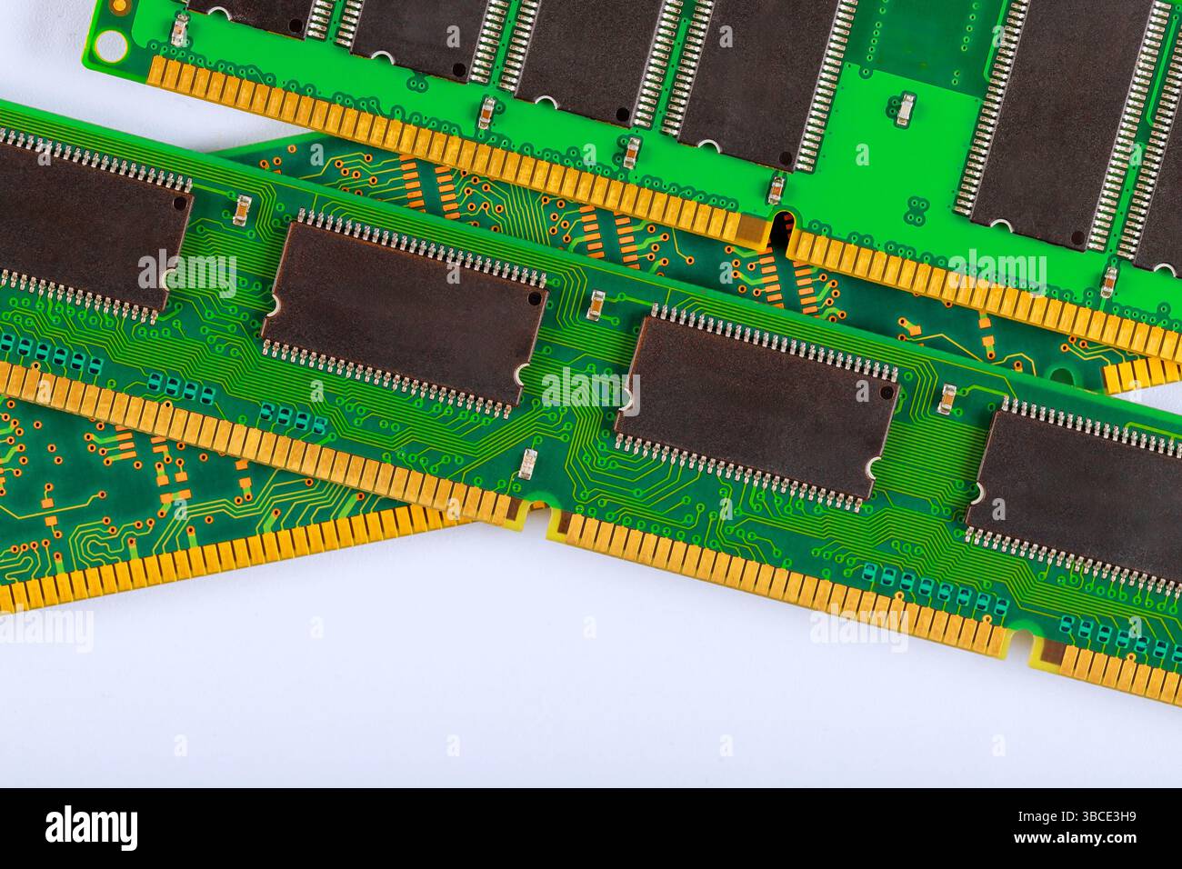 Rappresentazione dettagliata dei moduli RAM del computer con schemi di circuito complessi visibili su sfondo pulito. Foto Stock