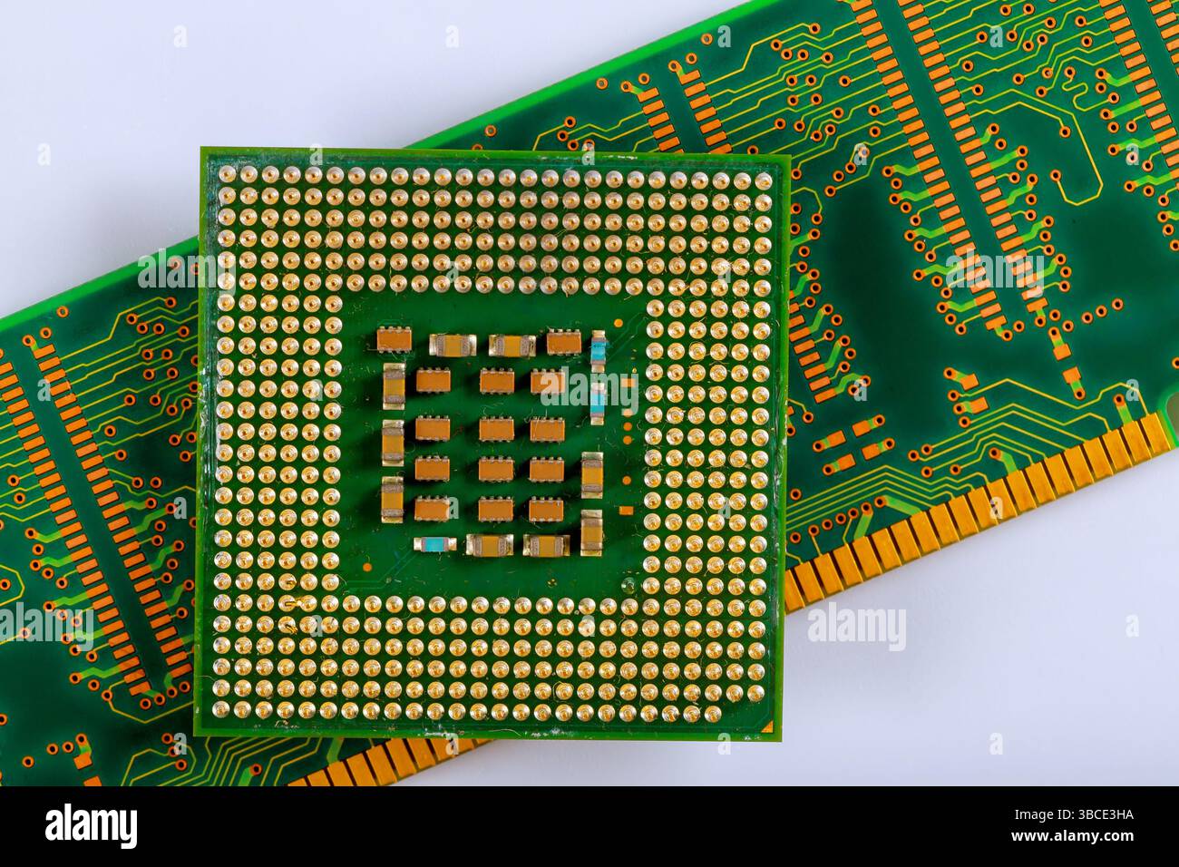 Il microprocessore dettagliato si trova sulla scheda a circuito stampato verde con numerosi percorsi di collegamento saldati. Foto Stock