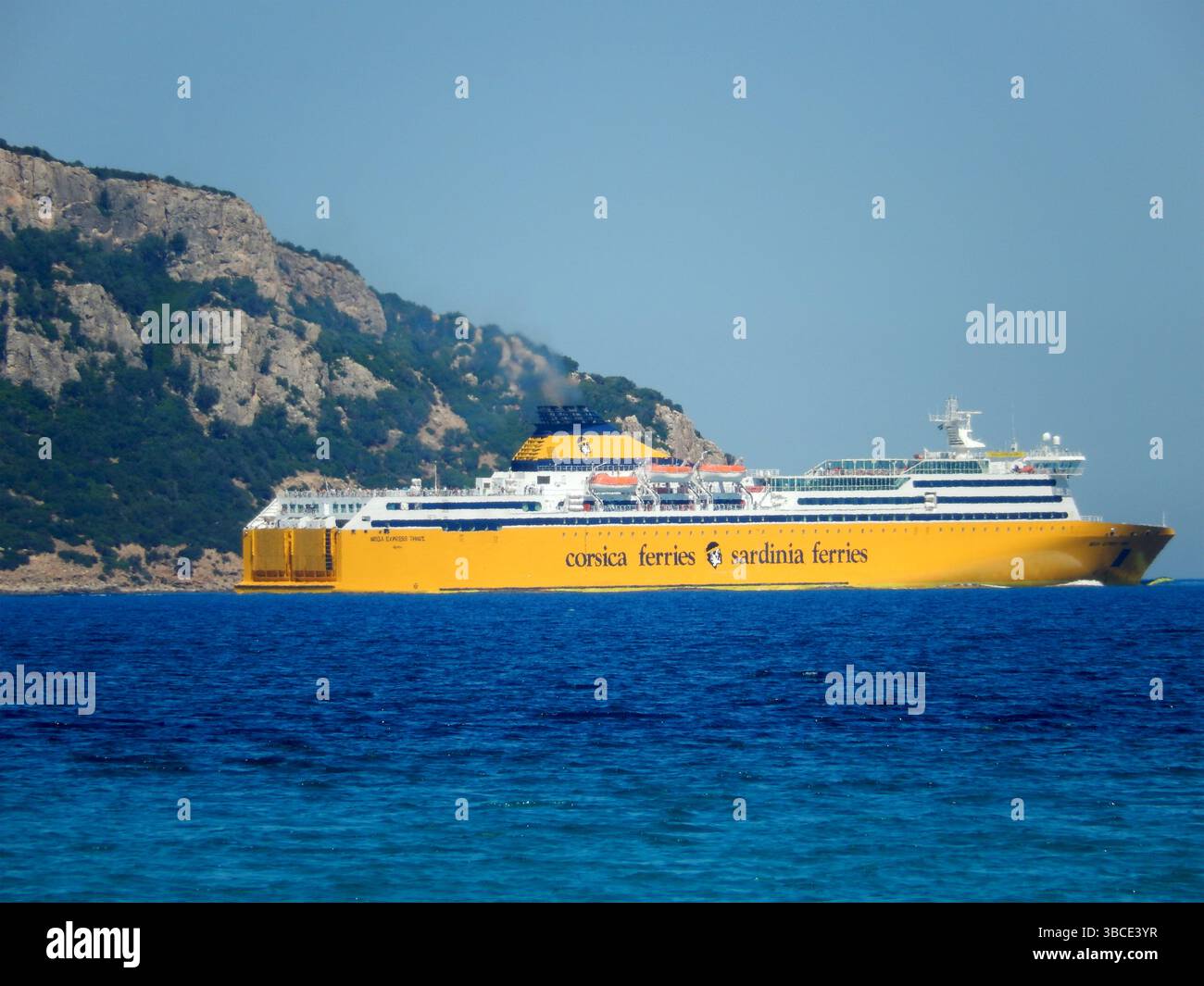 Ferry Moby Lines, della compagnia di navigazione italiana, ormeggiata al porto di Olbia in Sardegna e durante al porto di Civitavecchia 06,2014 Foto Stock