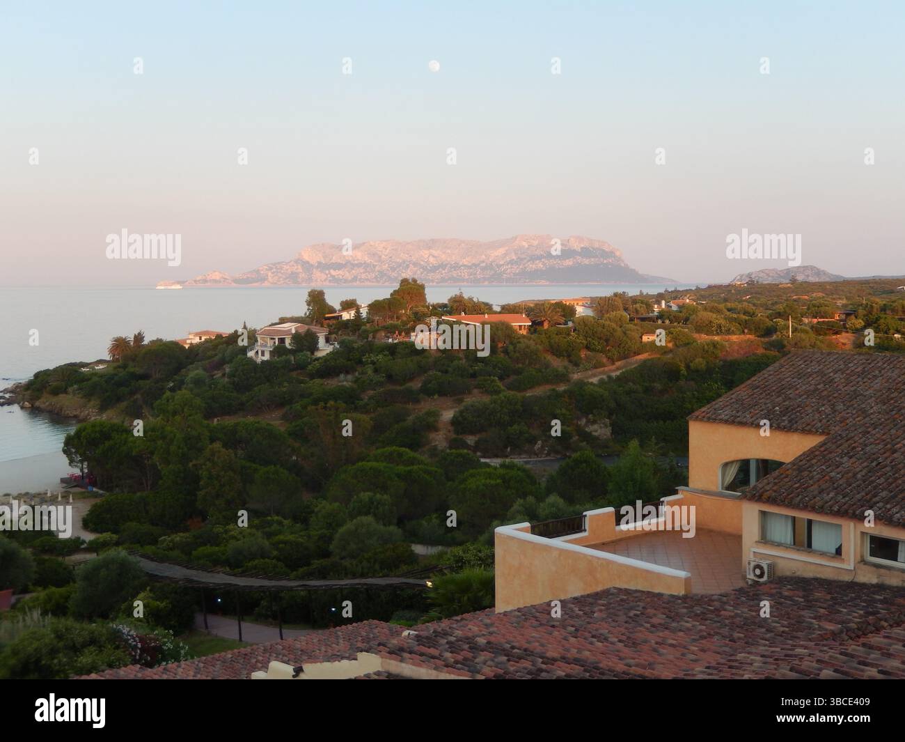 Tappeto di paglia appeso al vento su una capanna su una spiaggia di sabbia bianca di fronte a un mare azzurro, Golfo Aranci, Sardegna, Italia Foto Stock