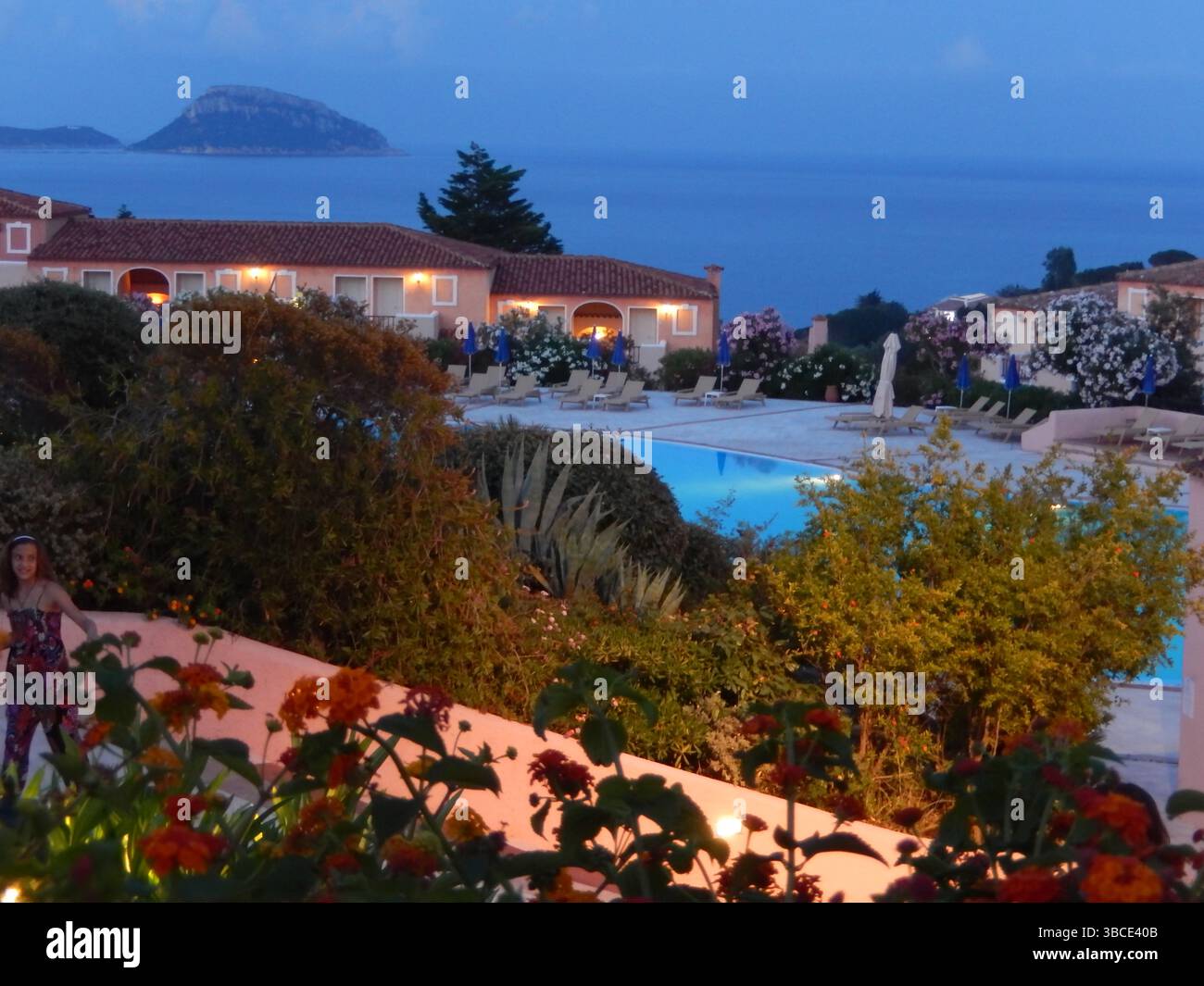 Tappeto di paglia appeso al vento su una capanna su una spiaggia di sabbia bianca di fronte a un mare azzurro, Golfo Aranci, Sardegna, Italia Foto Stock