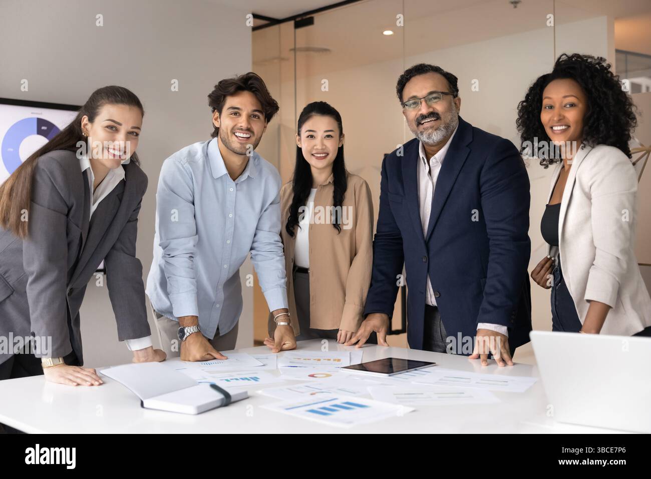 Team di marketing multietnico o consulenti aziendali che discutono degli aggiornamenti dei progetti Foto Stock