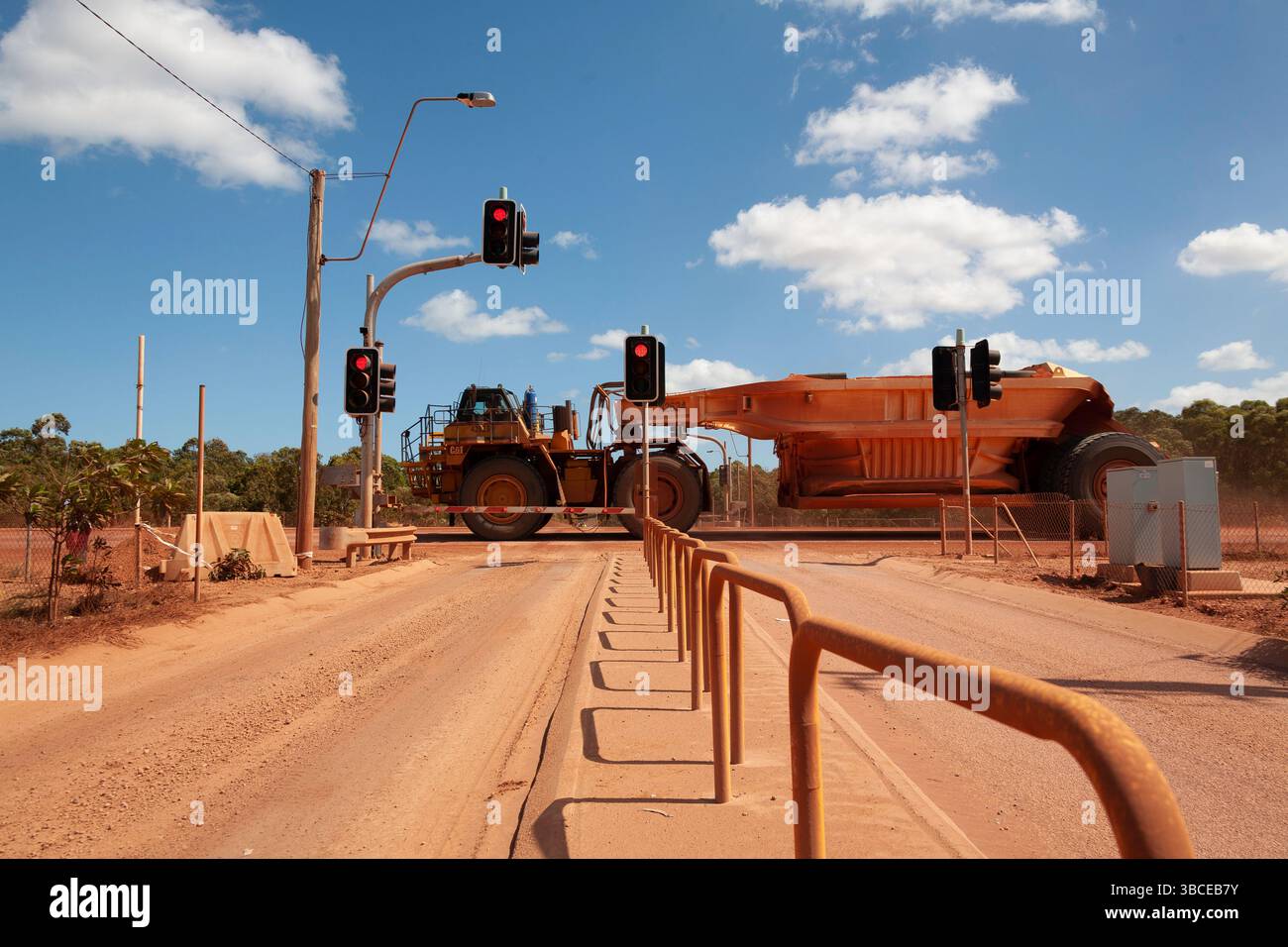 camion minerario del minerale di ferro 412634 semafori di passaggio enorme strada di scarico paesaggio azione veicoli cielo nuvoloso weipa penisola di cape york queensland australia Foto Stock