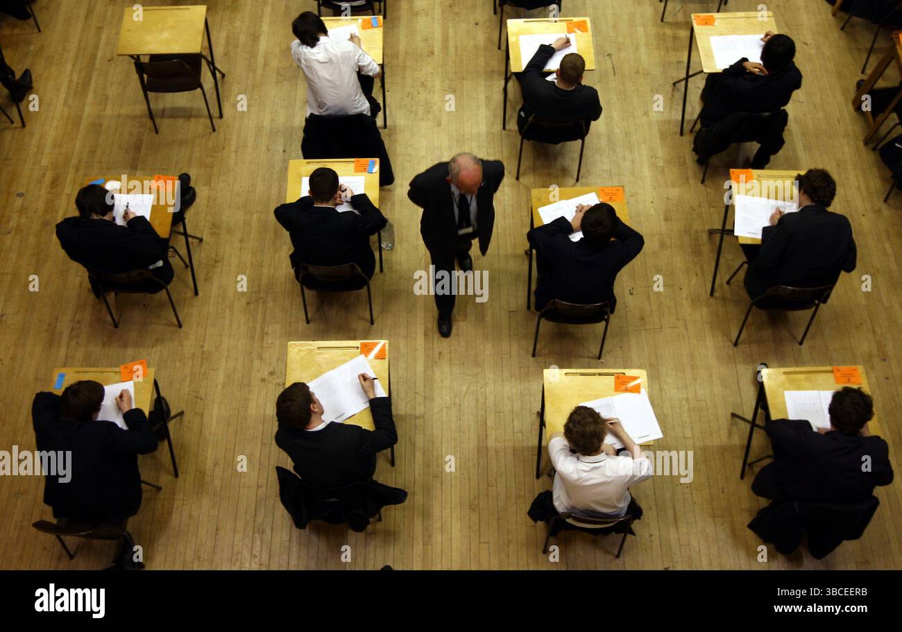 Foto del file datata 07/03/12, di una visione generale degli alunni seduti a un esame a scuola. Alunni??? il godimento della scuola subisce un calo sostanziale durante il primo anno della loro istruzione secondaria, uno studio ha suggerito. Data di pubblicazione: Martedì 20 maggio 2025. Foto Stock