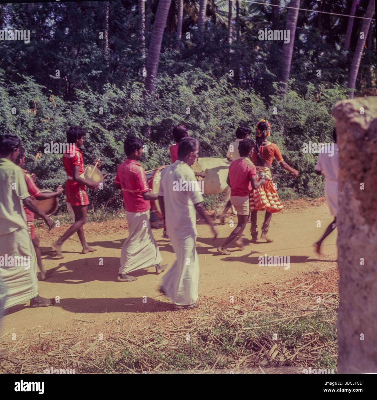 Pongal - viene il 14th gennaio, ed è celebrato per il 4days, è fondamentalmente una festa del raccolto, come questo festival è celebrato per ringraziare Sun Dio, Signore Indra per aver aiutato gli agricoltori a ottenere raccolti migliori resa. Pongal è un festival agricolo che porta entusiasmo per la gente del Tamil Nadu, parte di Andhra Pradesh, e Telangana, la parola Pongal in Tamil significa traboccante. Foto Stock