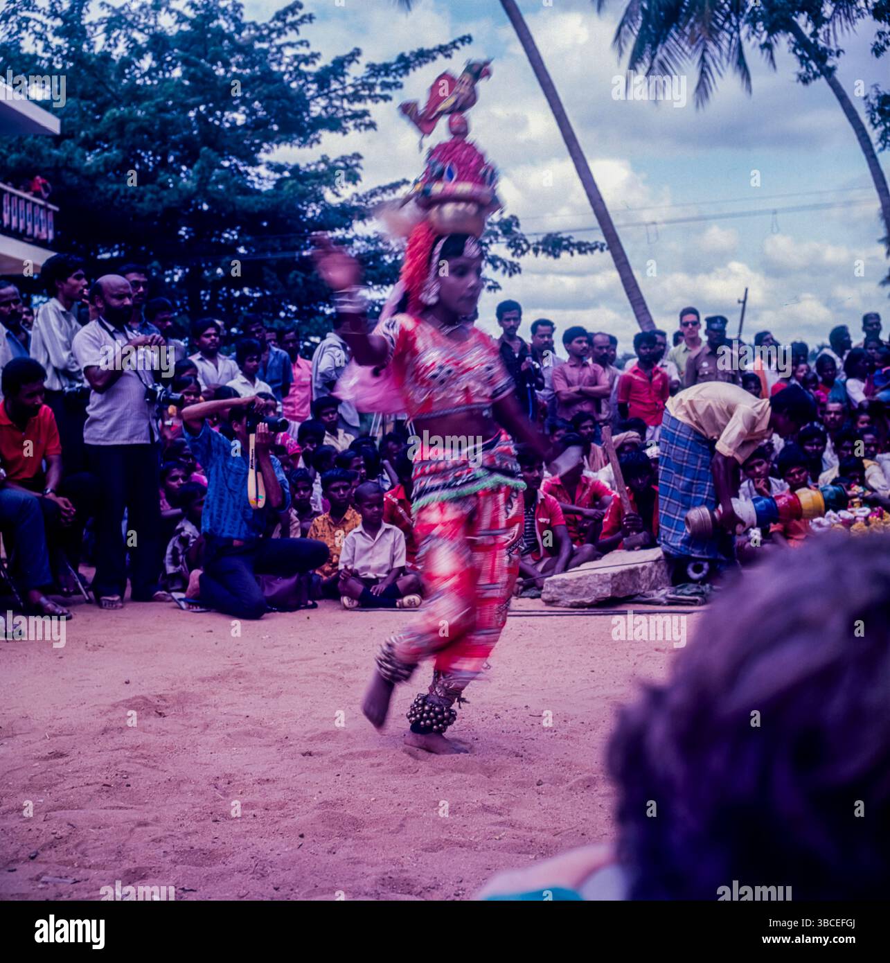 Pongal - viene il 14th gennaio, ed è celebrato per il 4days, è fondamentalmente una festa del raccolto, come questo festival è celebrato per ringraziare Sun Dio, Signore Indra per aver aiutato gli agricoltori a ottenere raccolti migliori resa. Pongal è un festival agricolo che porta entusiasmo per la gente del Tamil Nadu, parte di Andhra Pradesh, e Telangana, la parola Pongal in Tamil significa traboccante. Foto Stock
