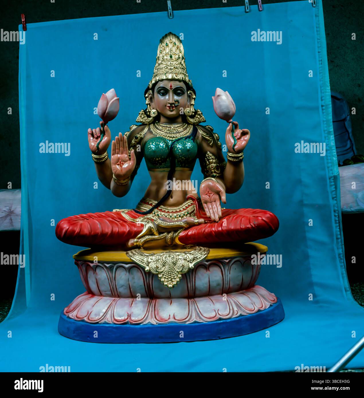 Dea Laxmi, dea della ricchezza, Papermash Idol, India. Foto Stock