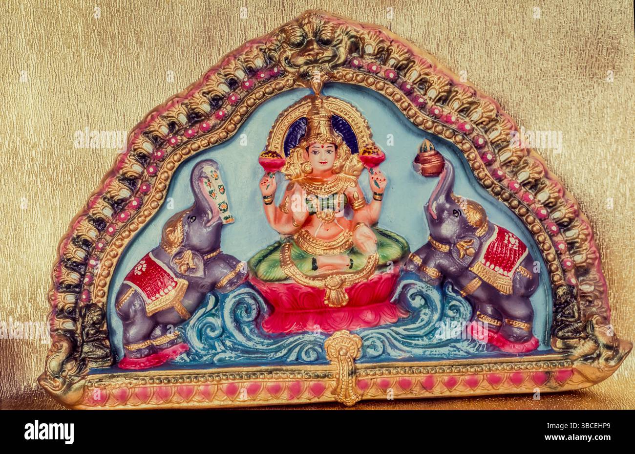 Dea Laxmi, dea della ricchezza, Papermash Idol, India. Foto Stock