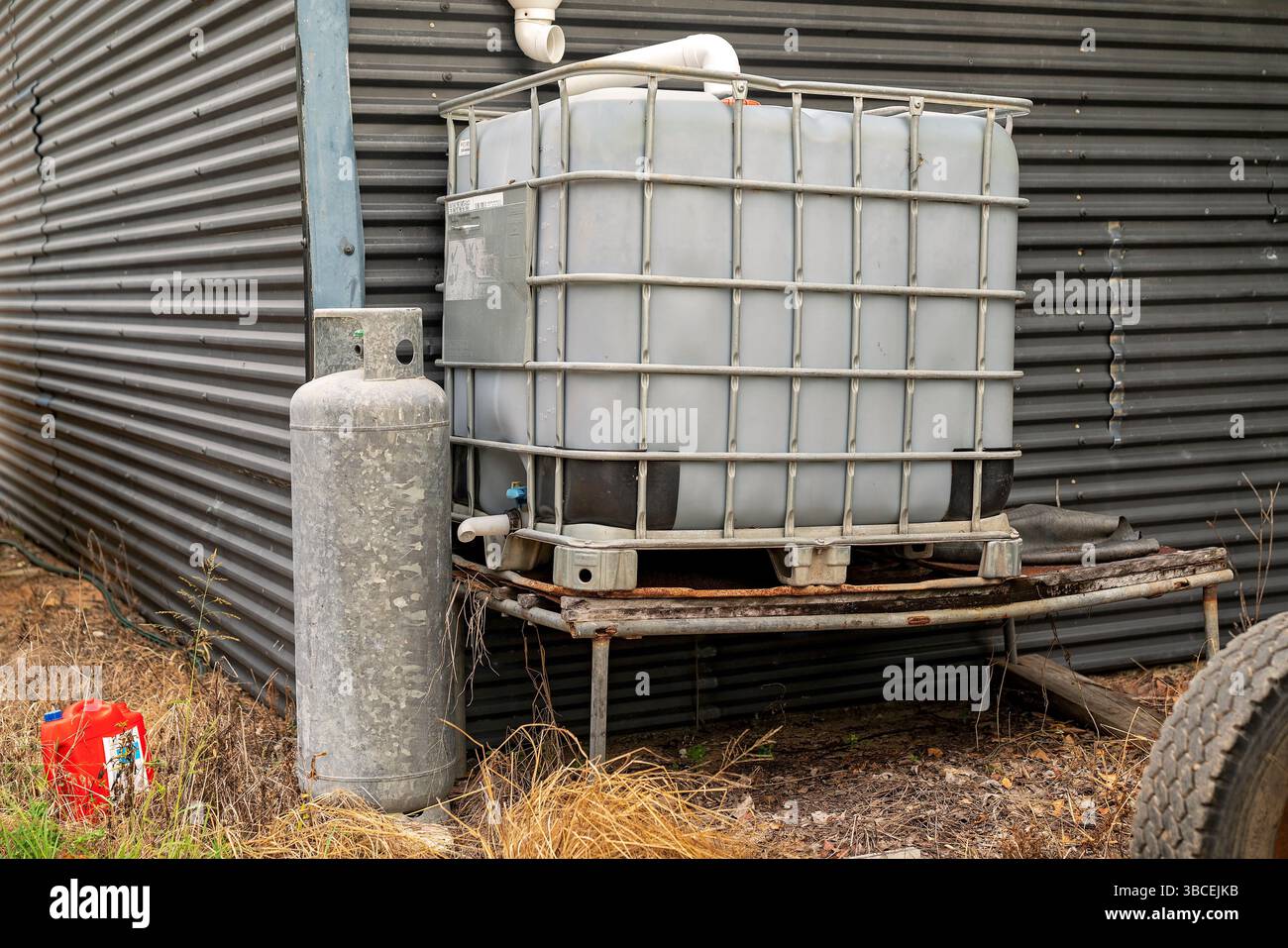 Questa configurazione pratica suggerisce la vita rurale o lo stoccaggio industriale vicino a un capannone o un'azienda agricola. Foto Stock