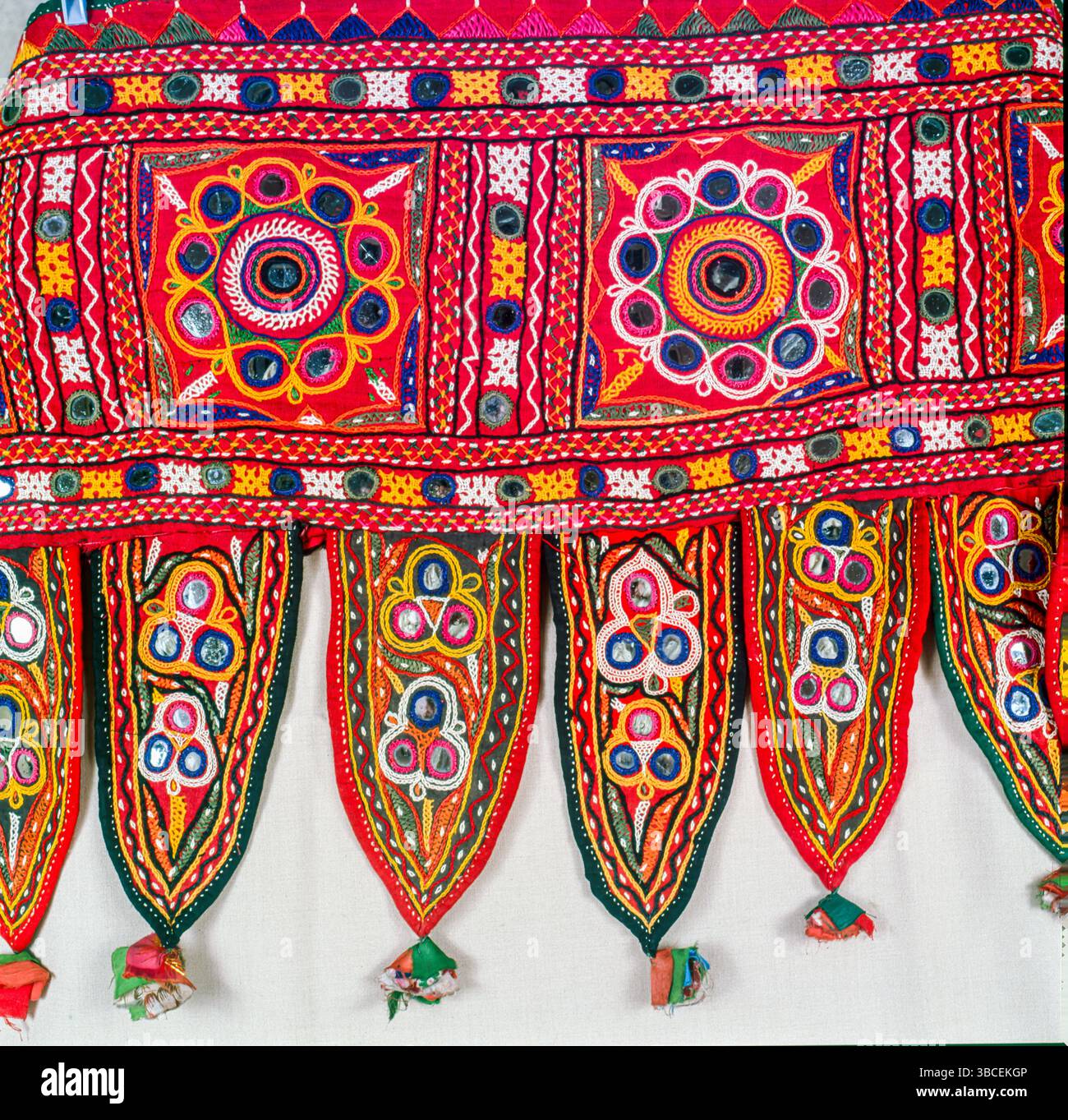 Ricami tradizionali dell'India. Il ricamo in India ha fatto molta strada. Mentre le tendenze della moda cambiavano con il tempo, il ricamo indiano si adattò al nuovo clima e riuscì a rimanere elegante e sofisticato. Mentre ogni tecnica di ricamo possiede la relativa specialità, una cosa è per sicuro, ciascuno di loro fa una dichiarazione seria di stile. Il ricamo in India include dozzine di stili di ricamo che variano da regione e stili di abbigliamento. I disegni in ricamo indiano sono formati sulla base della tessitura e del disegno del tessuto e del punto. Foto Stock