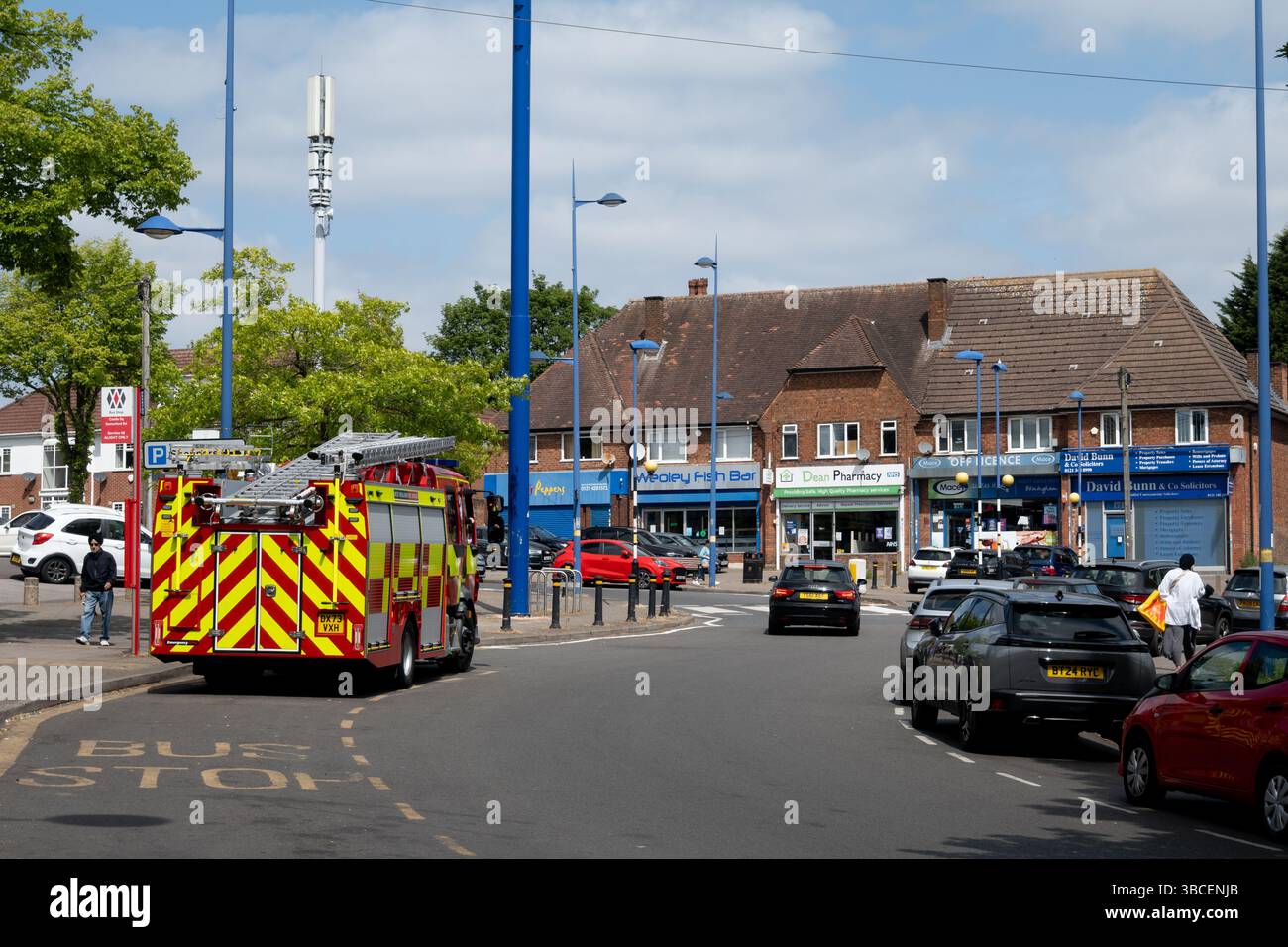 Un motore antincendio a Castle Square, Weoley Castle, Birmingham, West Midlands, Inghilterra, REGNO UNITO Foto Stock