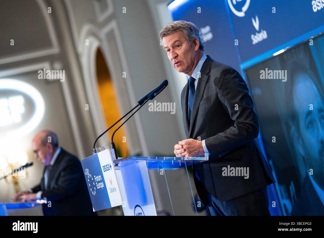 Madrid, Madrid, SPAGNA. 20 maggio 2025. Il presidente del Partito Popolare spagnolo e leader dell'opposizione, Alberto Nunez Feijoo, ha parlato al Forum Europa breakfast briefing a Madrid sulle sfide che la Spagna deve affrontare e sulle soluzioni che il suo partito avrebbe fornito all'attuale situazione sociale e politica. Crediti: David Cruz Sanz/ZUMA Press Wire/ZUMA Wire/Alamy Live News Foto Stock