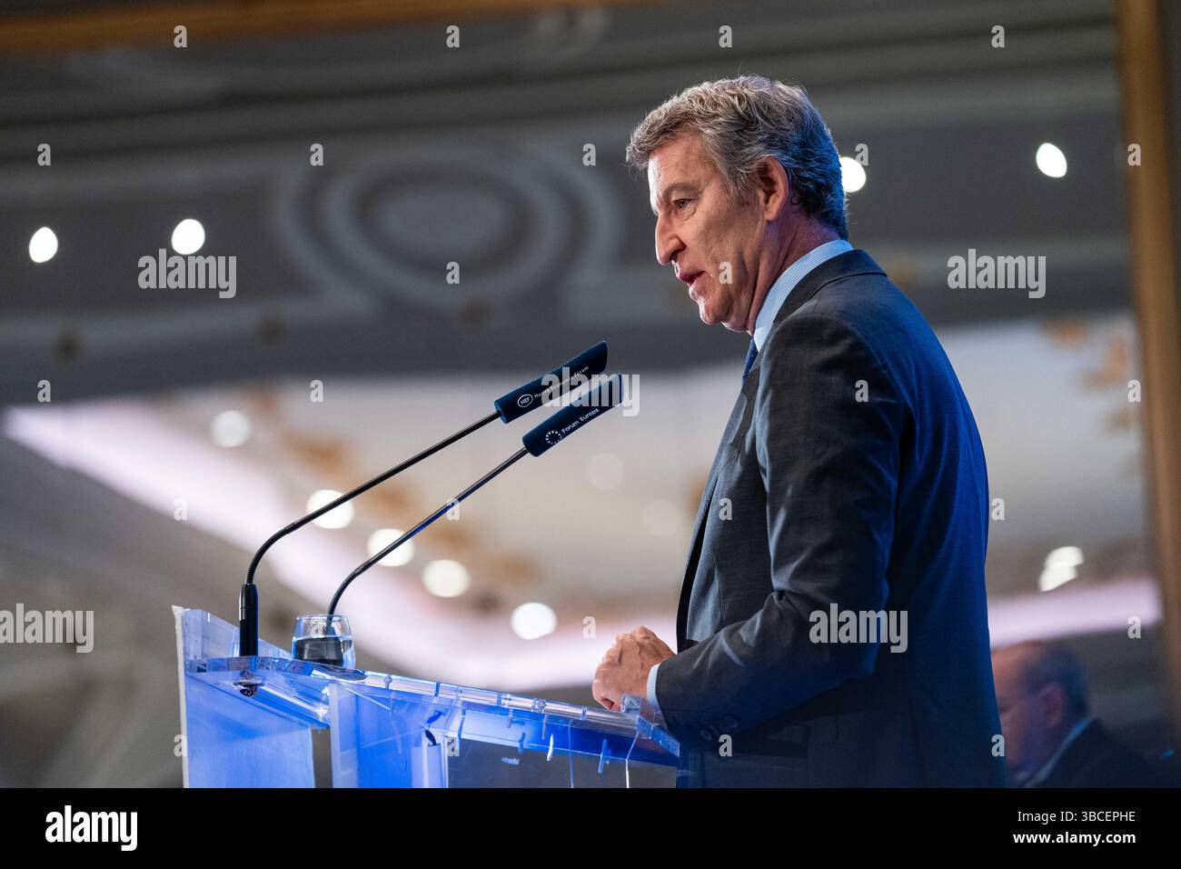 Madrid, Madrid, SPAGNA. 20 maggio 2025. Il presidente del Partito Popolare spagnolo e leader dell'opposizione, Alberto Nunez Feijoo, ha parlato al Forum Europa breakfast briefing a Madrid sulle sfide che la Spagna deve affrontare e sulle soluzioni che il suo partito avrebbe fornito all'attuale situazione sociale e politica. Crediti: David Cruz Sanz/ZUMA Press Wire/ZUMA Wire/Alamy Live News Foto Stock