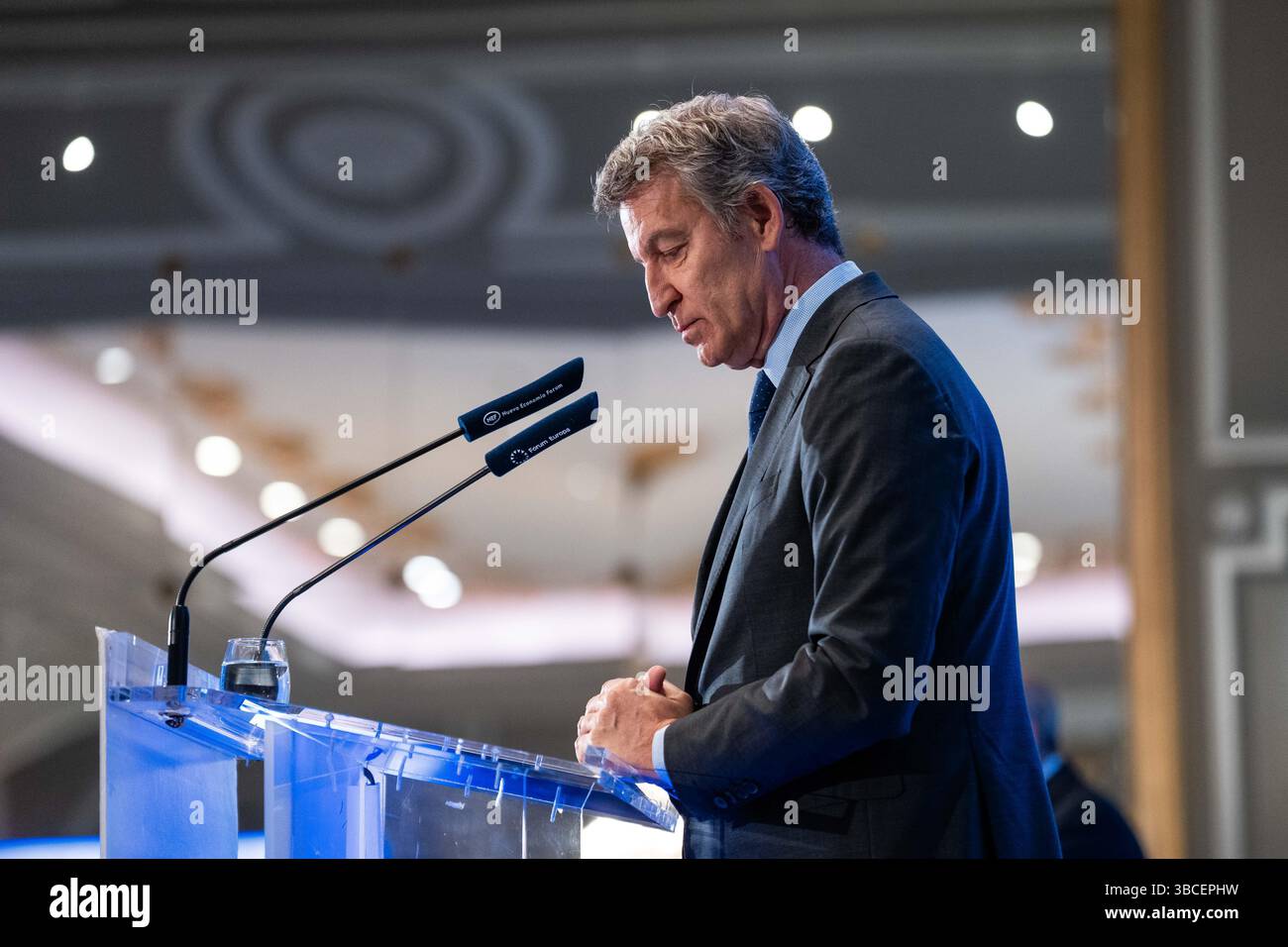 Madrid, Madrid, SPAGNA. 20 maggio 2025. Il presidente del Partito Popolare spagnolo e leader dell'opposizione, Alberto Nunez Feijoo, ha parlato al Forum Europa breakfast briefing a Madrid sulle sfide che la Spagna deve affrontare e sulle soluzioni che il suo partito avrebbe fornito all'attuale situazione sociale e politica. Crediti: David Cruz Sanz/ZUMA Press Wire/ZUMA Wire/Alamy Live News Foto Stock