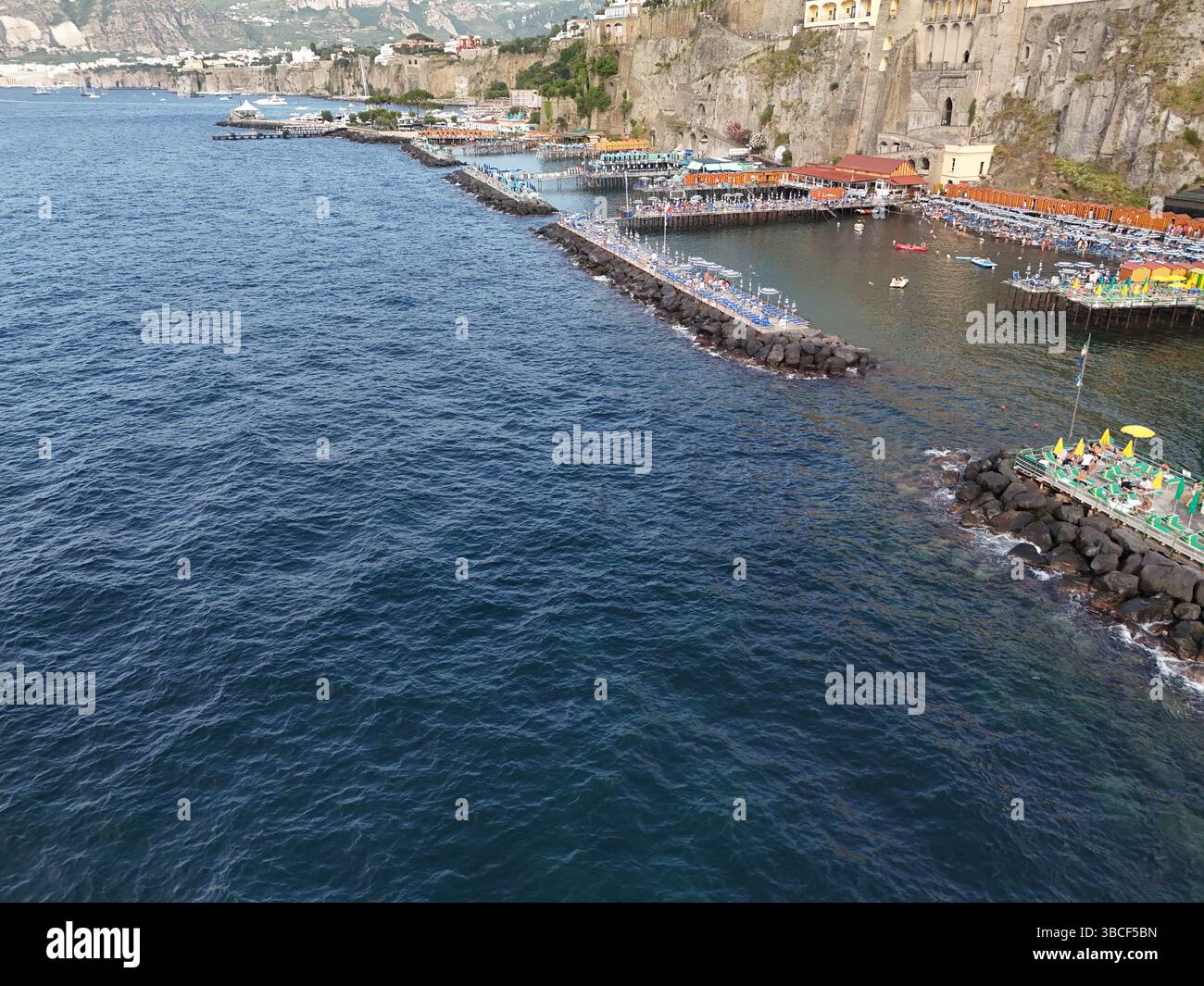 Vista aerea del resort sulla spiaggia di Sorrento Holiday in Italia Foto Stock
