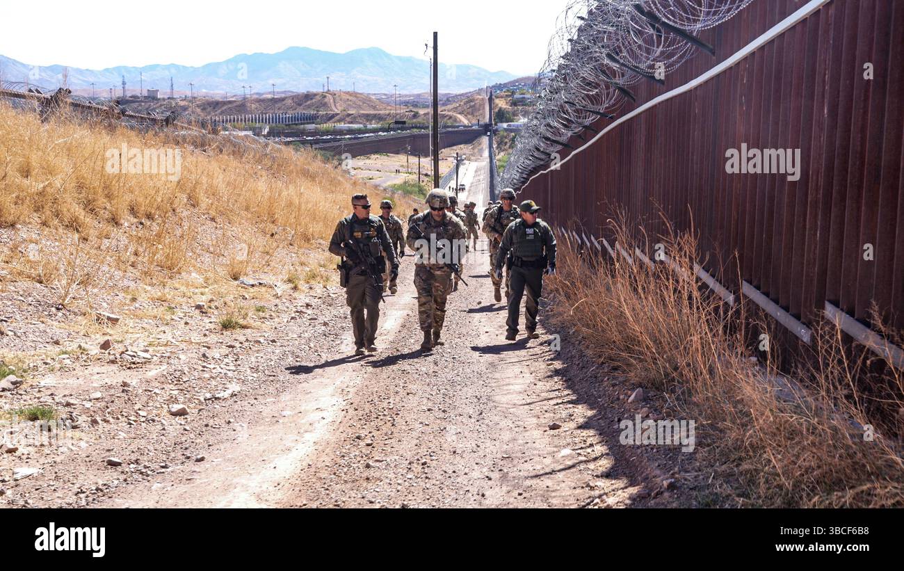 U.S. Soldiers with Bravo Company, 2nd Battalion, 12th Infantry Regiment, 2nd Stryker Brigade Combat Team, 4th Infantry Division, assegnato alla Joint Task Force - Southern Border, condurre una pattuglia congiunta con U.S. Customs and Border Protection (CBP) a Nogales, Ariz., 18 aprile 2025. Durante queste pattuglie, i soldati degli Stati Uniti sono responsabili dell'assistenza agli agenti della dogana e della protezione delle frontiere degli Stati Uniti nelle operazioni di rilevamento e monitoraggio. Sotto la direzione dello U.S. Northern Command, la Joint Task Force–Southern Border allinea gli sforzi per sigillare il confine meridionale e respingere le attività illegali ed è responsabile Foto Stock