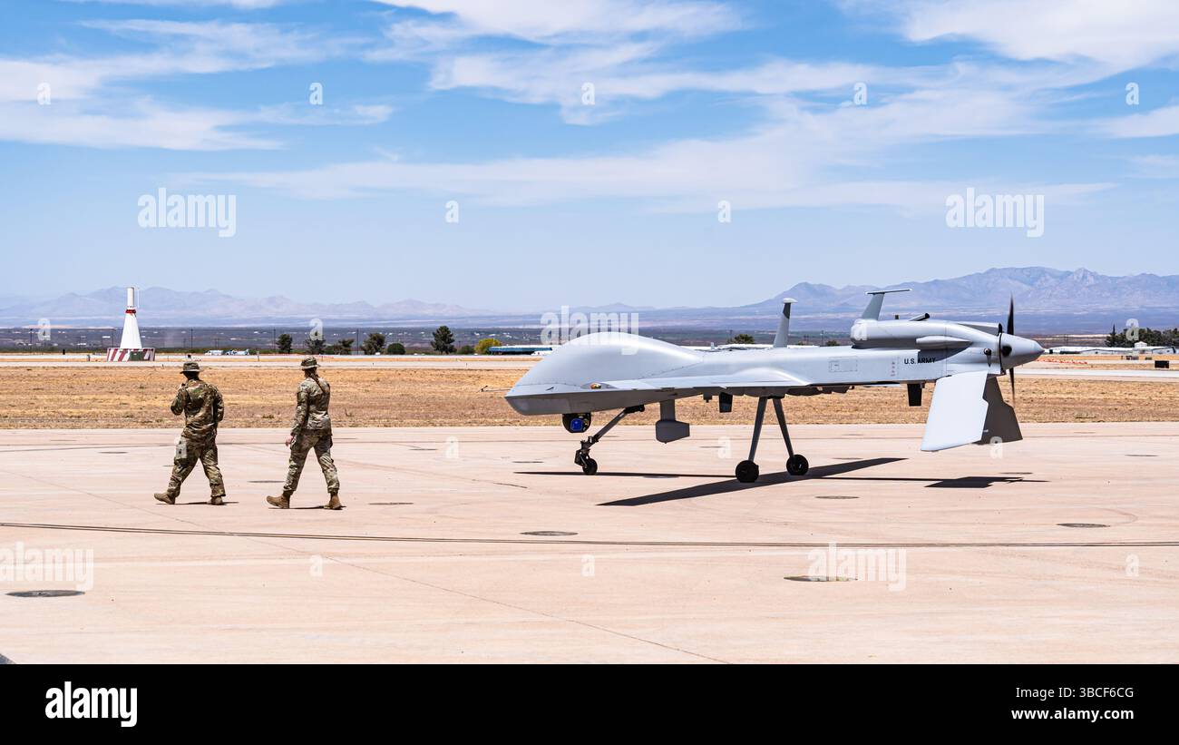 Alexander Scheets, a sinistra e SPC. Kylie Chislow, a destra, assegnato alla Foxtrot Company, 1st Aviation Regiment, 1st Combat Aviation Brigade, parte della Joint Task Force - Southern Border, guida un mq-1 Gray Eagle sulla pista di atterraggio di Libby Airfield Fort Huachuca, Ariz., 14 maggio 2025. Un mq-1 Gray Eagle viene utilizzato per il rilevamento e il monitoraggio lungo il confine meridionale. Sotto la direzione dello U.S. Northern Command, la Joint Task Force–Southern Border allinea gli sforzi per sigillare il confine meridionale e respingere l'attività illegale ed è responsabile di un'opera su larga scala, agile e di tutti i domini Foto Stock