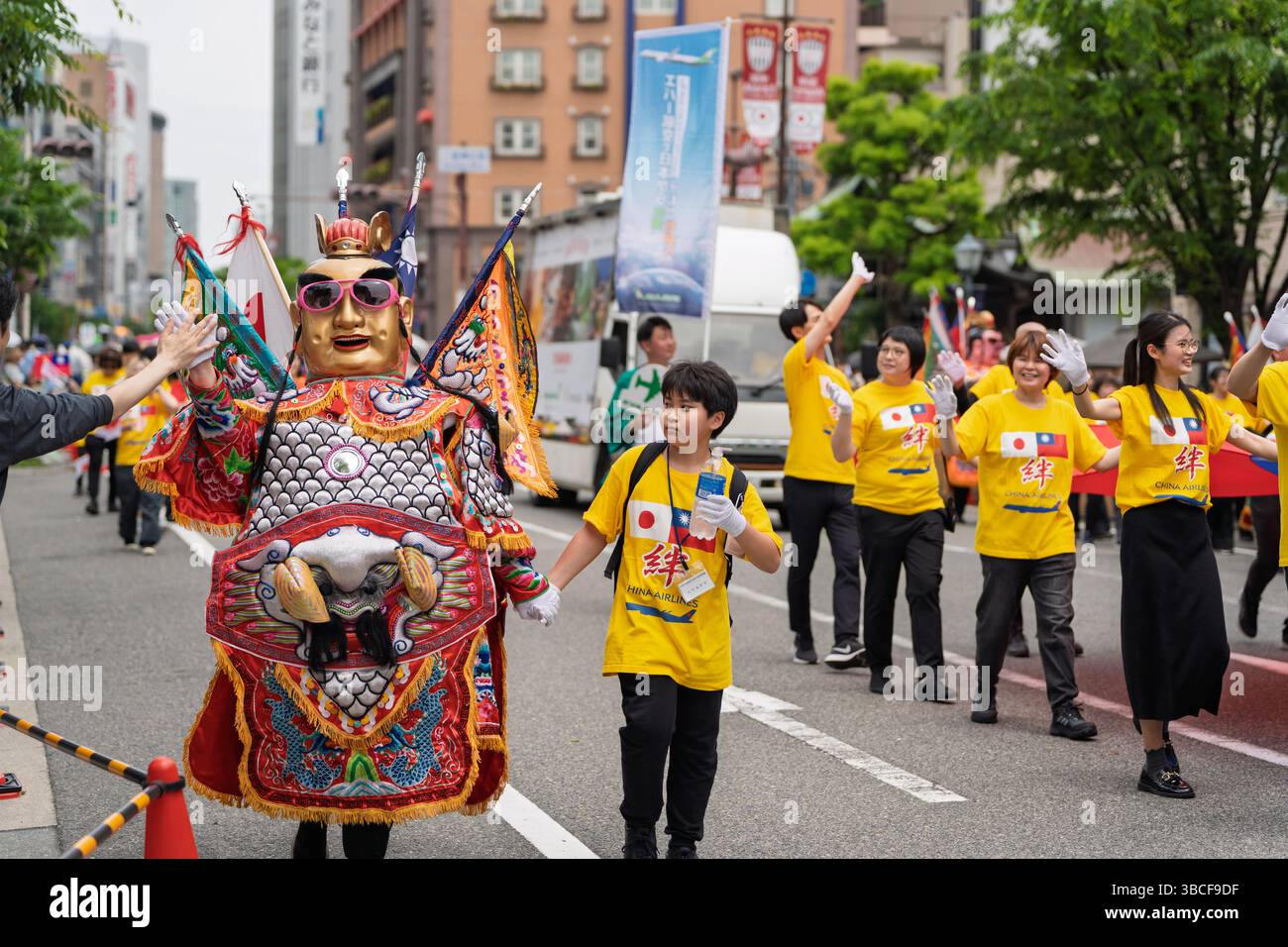 Kobe, Hyogo, Giappone - 18 maggio 2025: Kobe-Taiwan Kizuna (Kobe-Taiwan Bond) gruppo che partecipa alla Parata Matsuri al 52° Festival Kobe. Foto Stock
