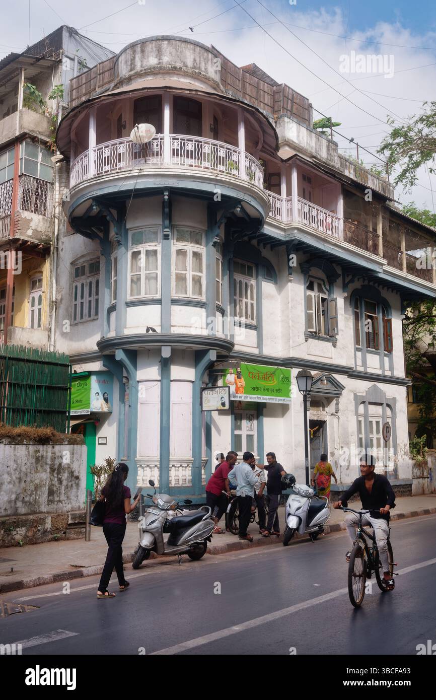 Un edificio residenziale di epoca coloniale a Rambhau Salgaonkar Marg, Colaba, Mumbai, India Foto Stock