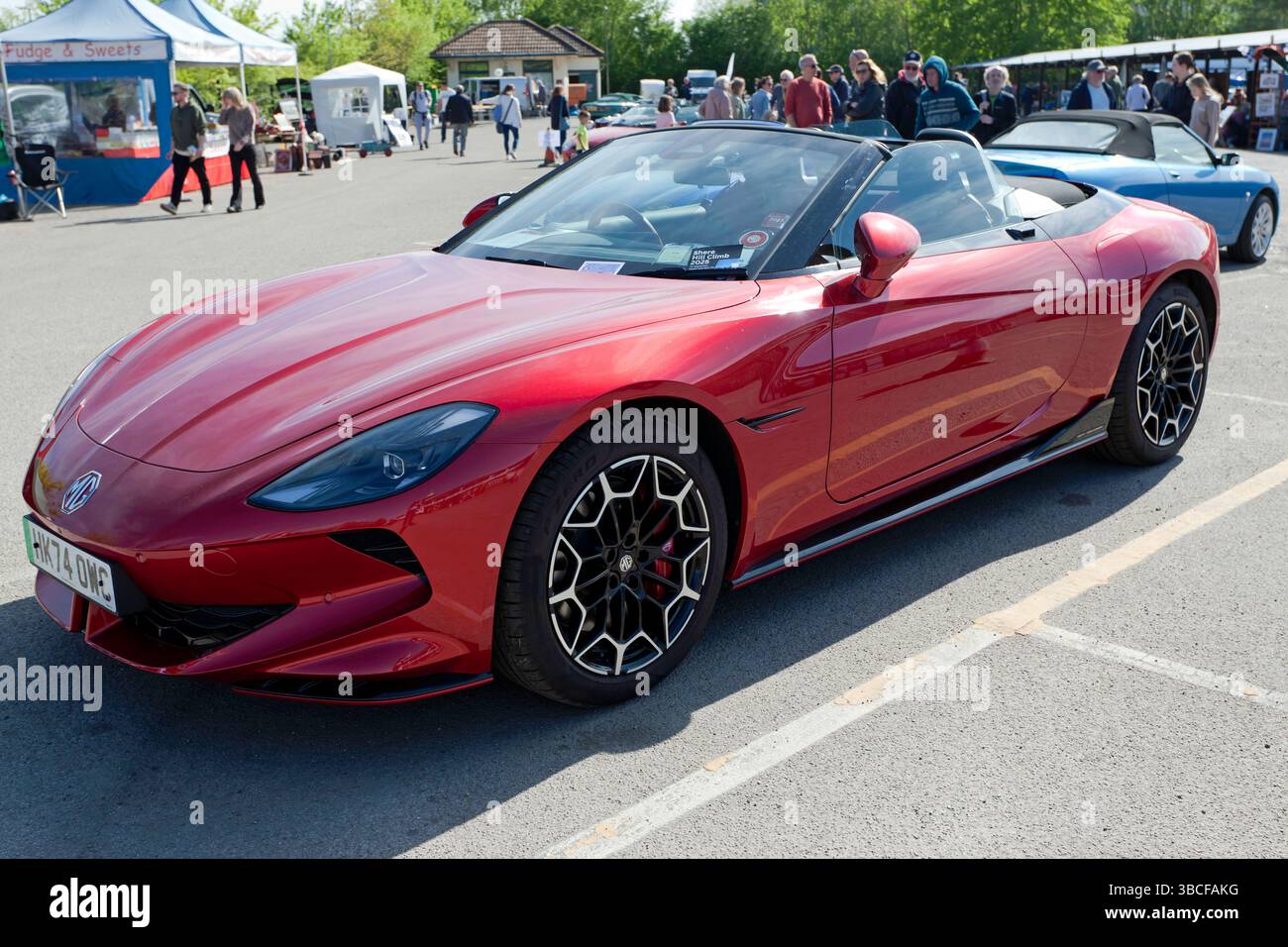 Vista frontale di tre quarti di un Red Cyberster del 2024, in mostra al Brooklands Museum durante l'Easter Classic Gathering Foto Stock