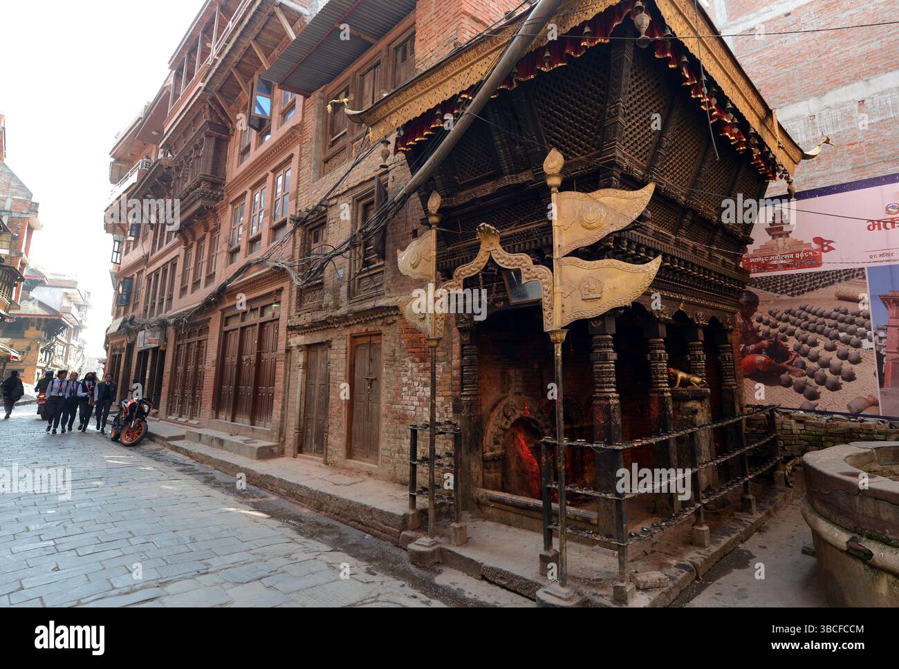 Un piccolo tempio nella città vecchia di Bhaktapur, Nepal. Foto Stock