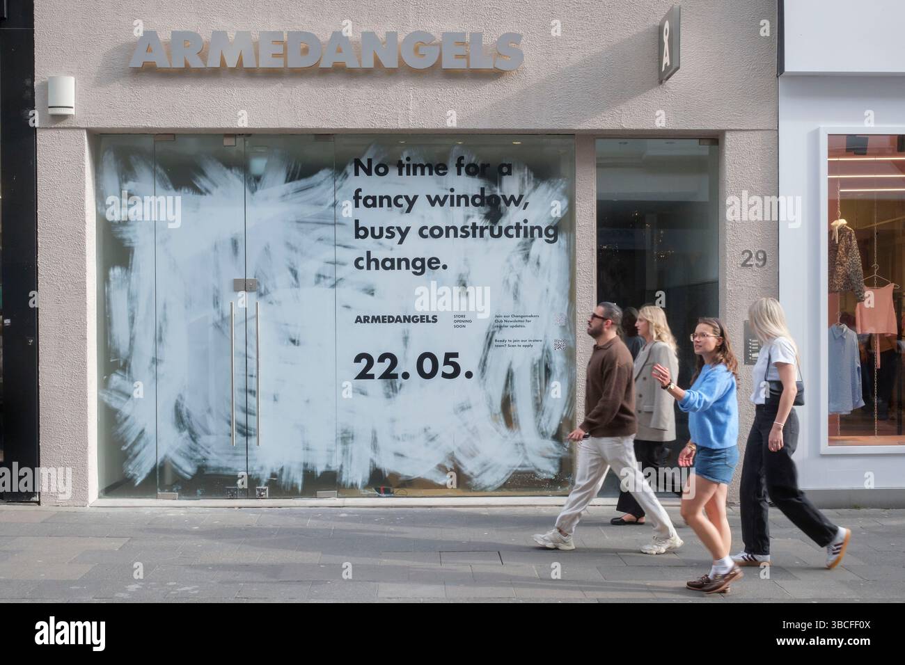 Noch geschlossener Store der nachhaltigen Modemarke Armedangels wenige Tage vor der geplanten Neueršffnung in der Kšlner Ehrenstra§e.. L'acciaio Armedangels Foto Stock