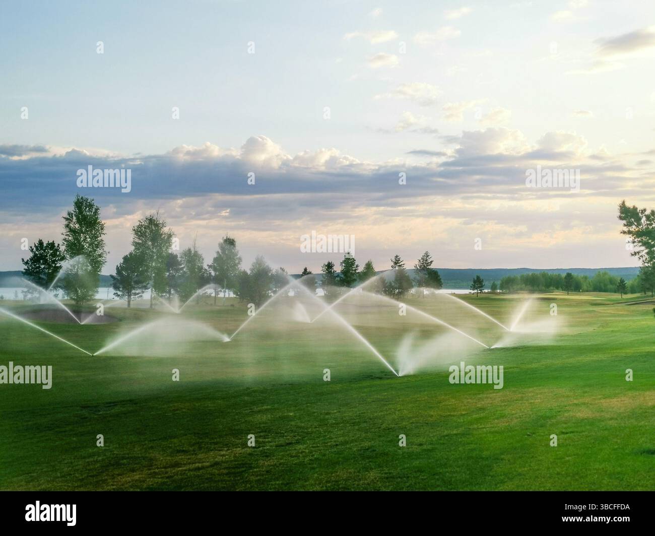 Irrigatori sul campo da golf Foto Stock