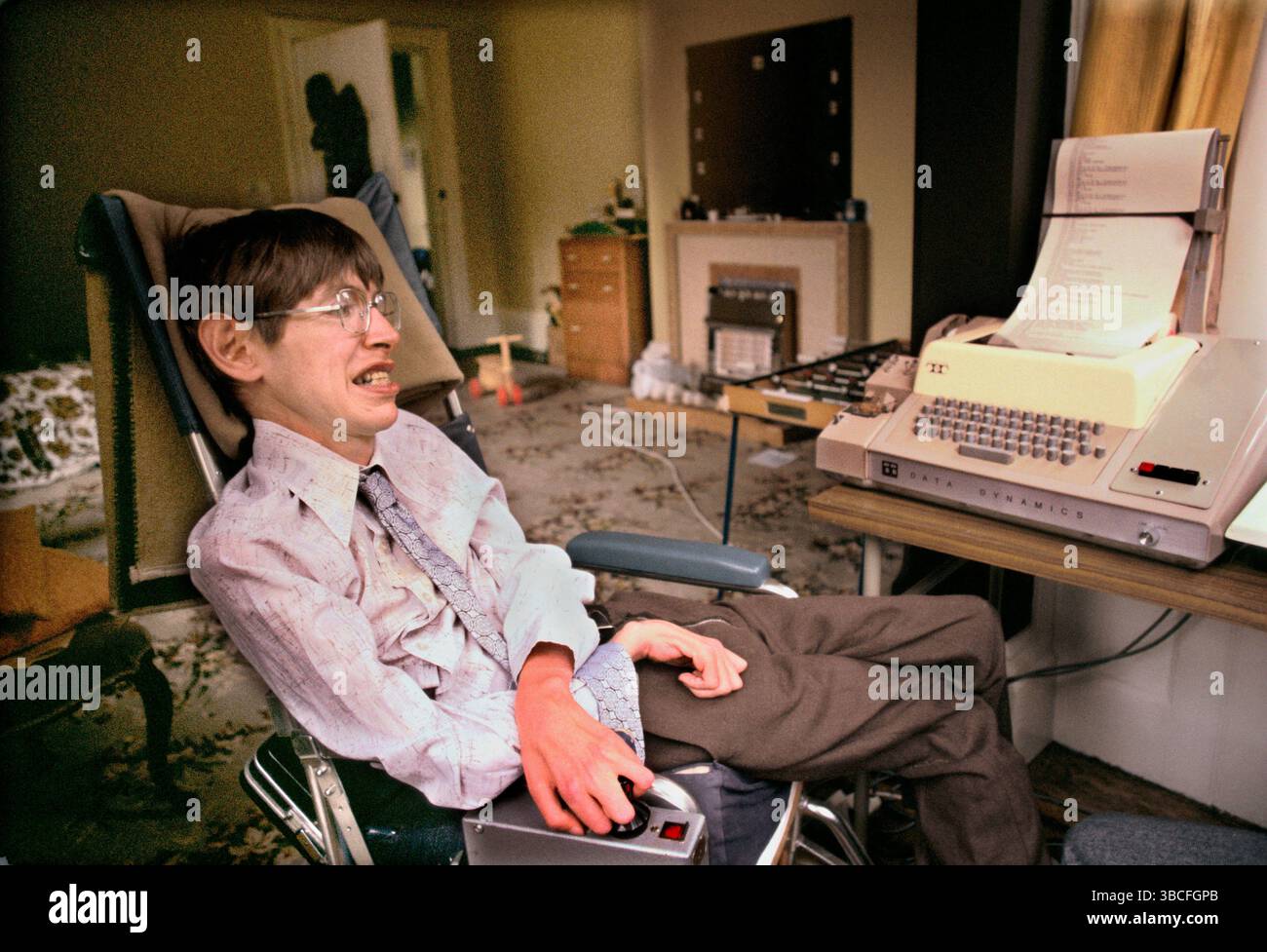 Home Office 1980s Regno Unito. Il professor Stephen Hawking è a casa nel suo ufficio di casa, una macchina per l'elaborazione di testi. Il suo ufficio faceva parte del soggiorno. Cambridge, Cambridgeshire, Inghilterra 1981. HOMER SYKES Foto Stock