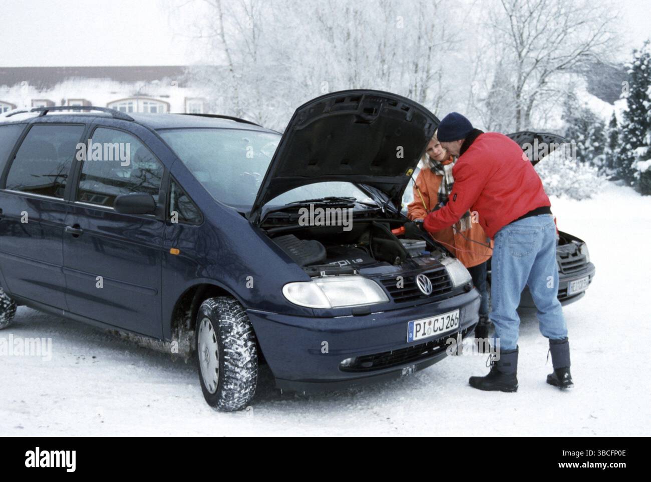 Il motore della vettura non si avvia, il motore non si avvia, l'avviamento di emergenza, i cavi di collegamento, i ponticelli Foto Stock