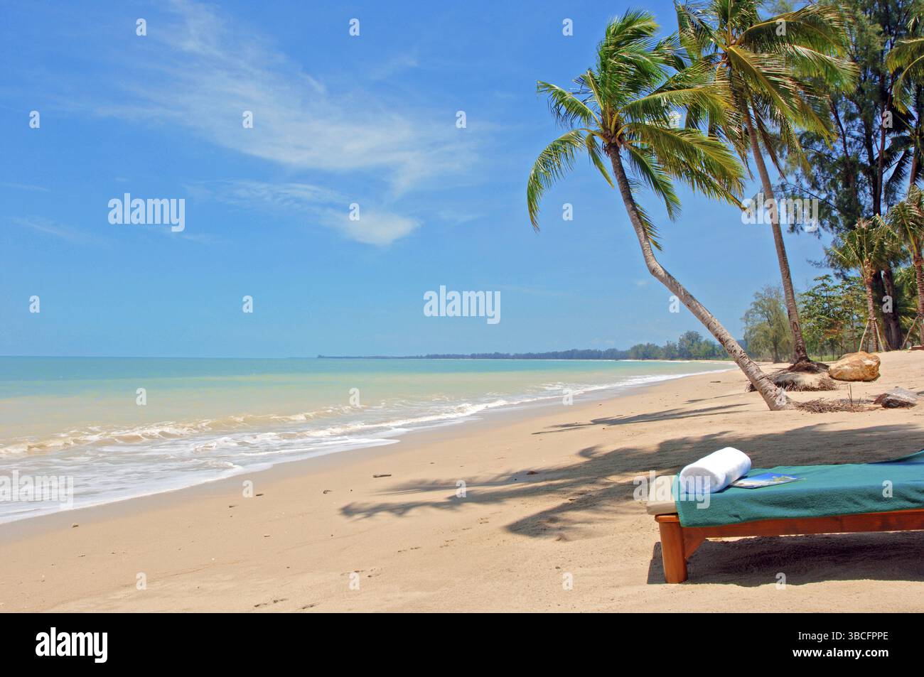 Lettino da spiaggia sotto le palme, Thailandia, Asia Foto Stock