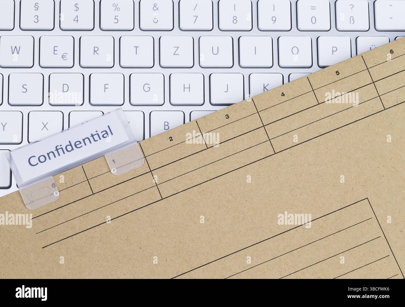 La foto mostra una tastiera bianca con una valigetta Foto Stock