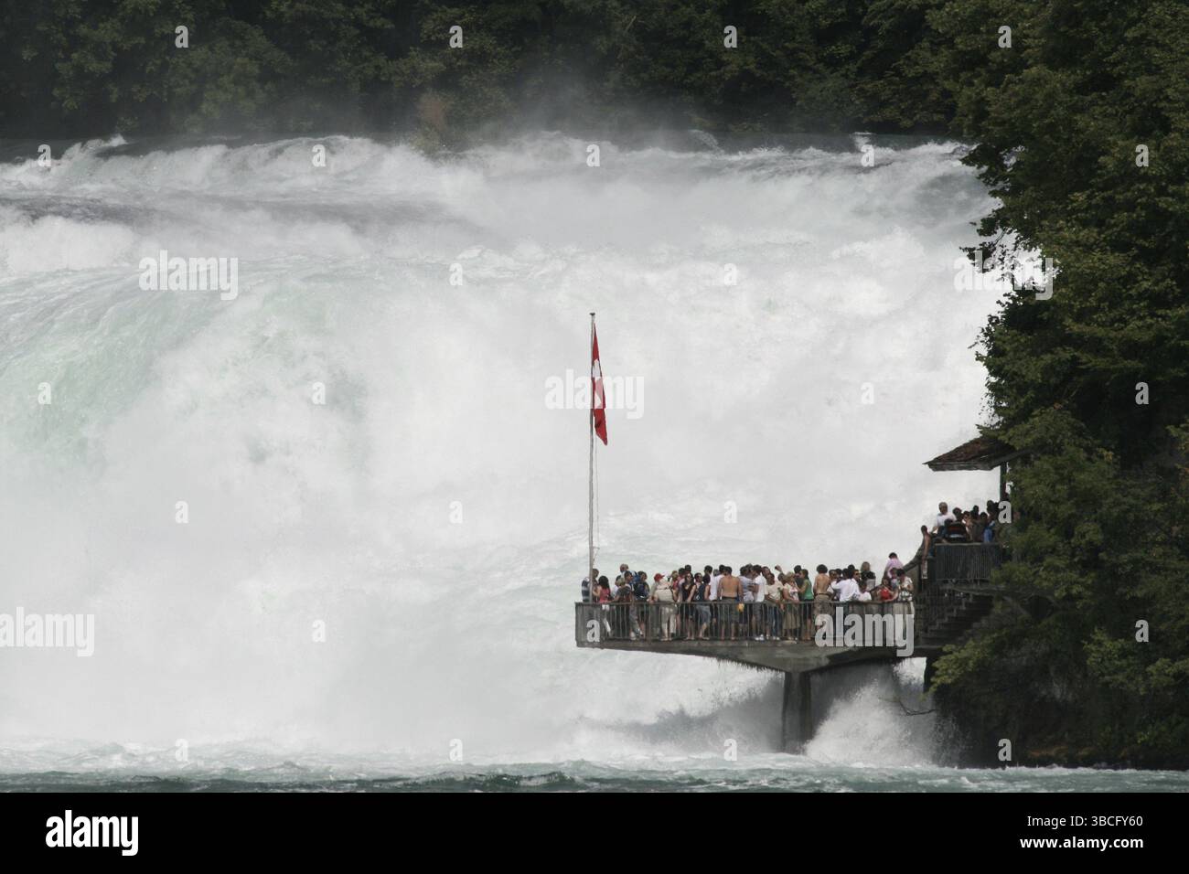 Inondazione d'acqua e gente Svizzera Foto Stock