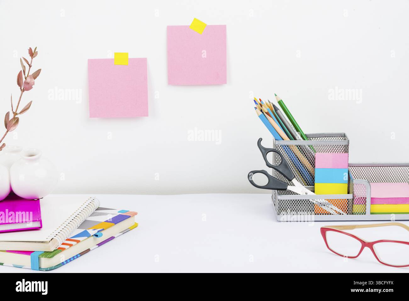 Configurazione di un'area di lavoro ordinata, strumenti di scrittura, Smart Office Foto Stock