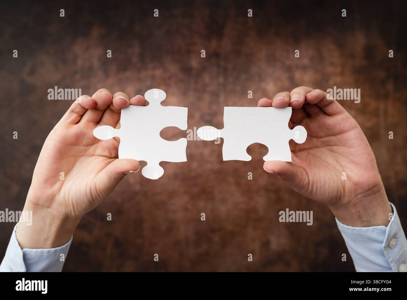 Donna d'affari trova strategia per risolvere, collegare le idee mancanti sul lavoro Foto Stock