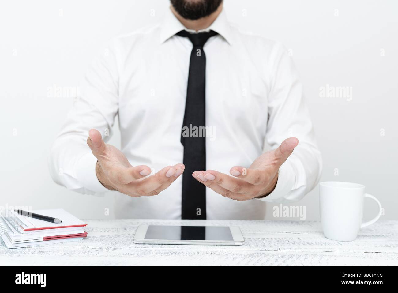 Presentazione delle chiamate e delle videochiamate tramite smartphone con tecnologia di comunicazione Foto Stock