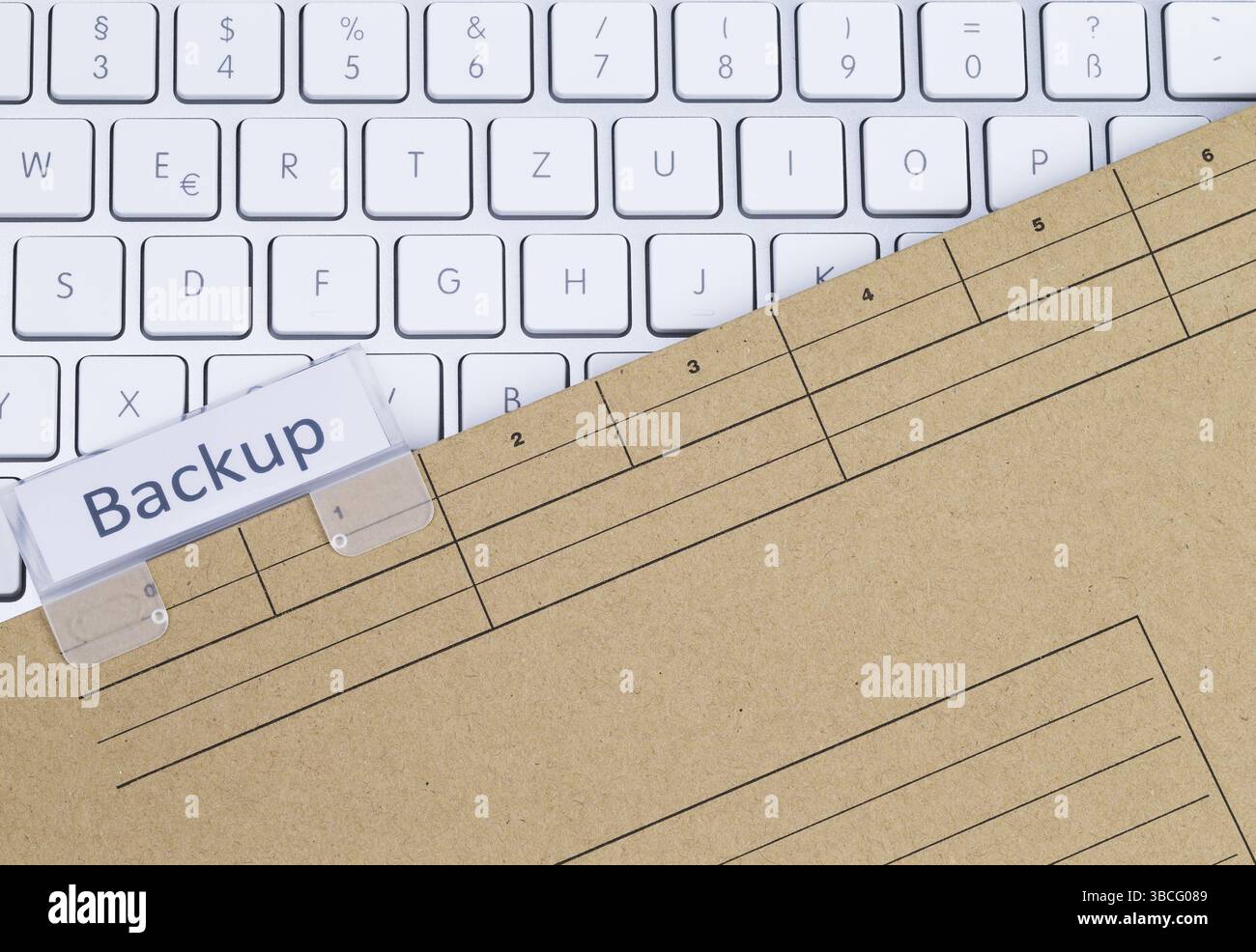 La foto mostra una tastiera bianca con una valigetta Foto Stock