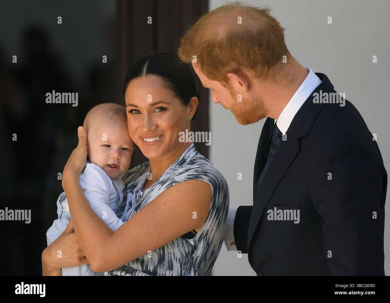 Foto del file datata 25/9/2019, del duca e della duchessa del Sussex che tengono il figlio Archie durante un incontro con l'arcivescovo Desmond Tutu e la signora Tutu presso la loro fondazione legacy a città del capo, il terzo giorno del loro tour in Africa. La duchessa ha ammesso che la maternità non era come l'aveva "immaginata” e aveva programmato di fare discorsi "con un bambino al mio fianco”. Nell'ultimo episodio del suo podcast, Meghan ha raccontato alla fondatrice del marchio di bellezza e capelli sostenibili Kitsch, Cassandra Thurswell, come ha avuto un sacco di cose esterne accadute sia durante le gravidanze che quando i suoi figli erano neonati. Data di emissione: T Foto Stock